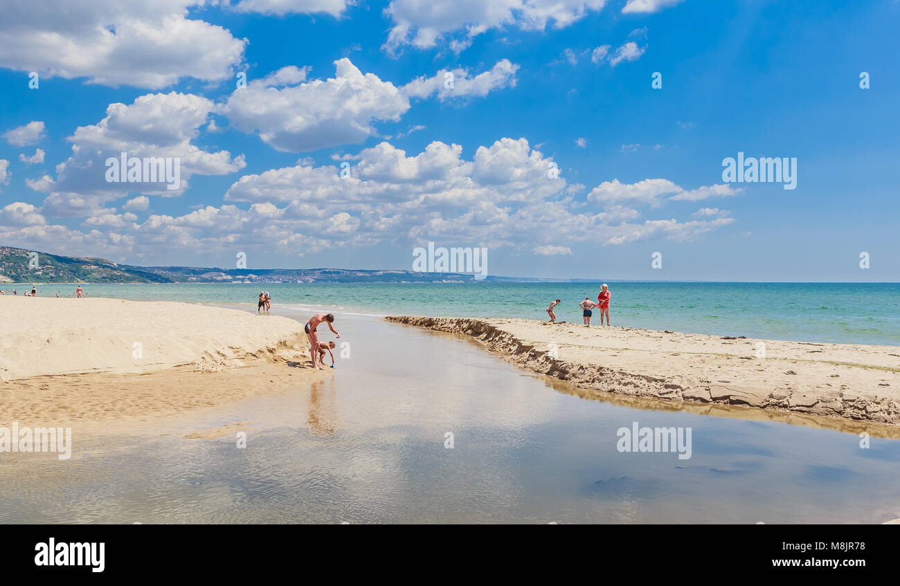 Das Schwarze Meer Küste, kristallklares Wasser, Strand mit Sand. Albena, Bulgarien Stockfoto