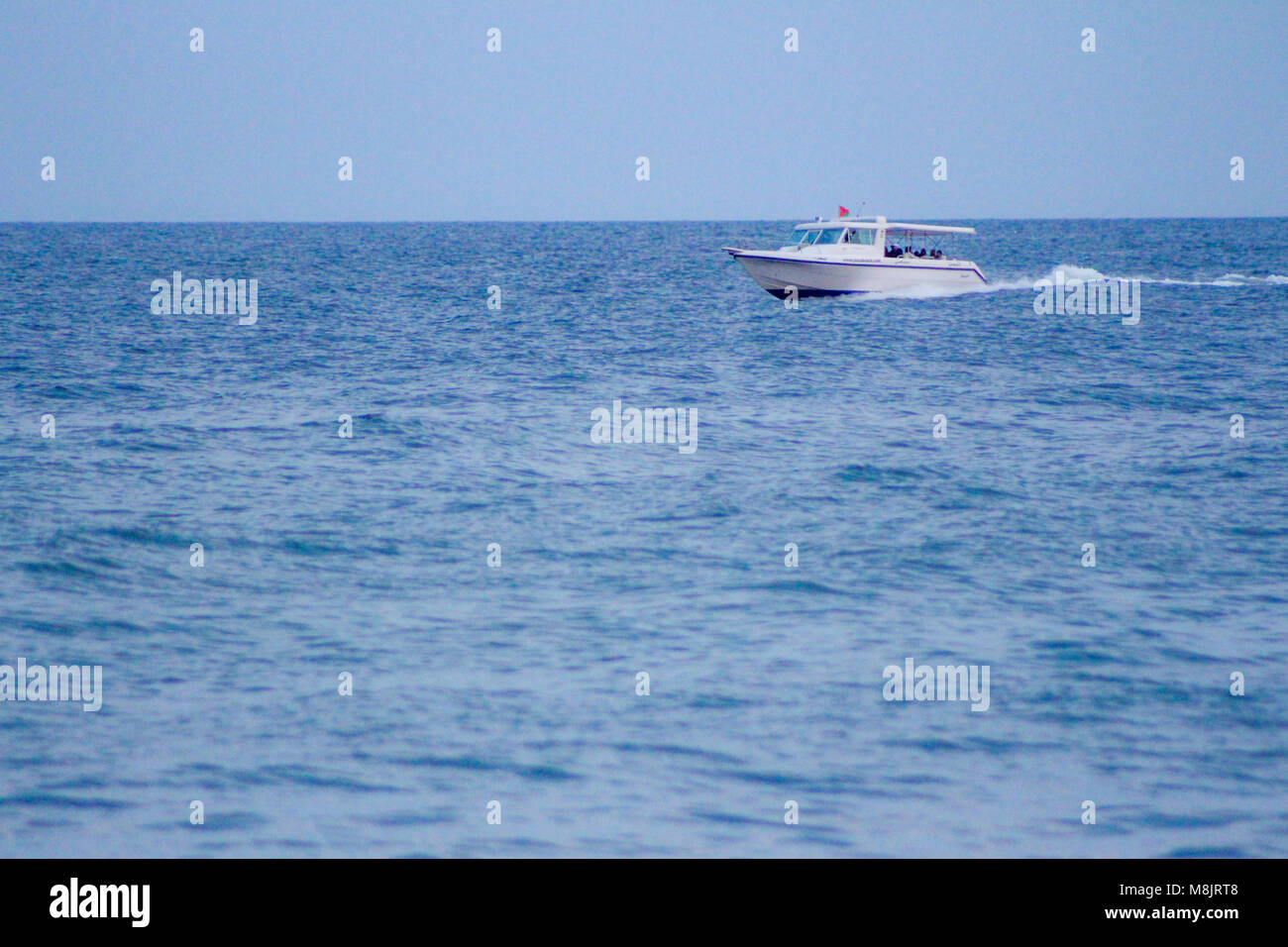 Segeln Yachting Luxus Yachten Segeln Schiff auf dem Meer unter vollen Segeln mit einem bewölkten Himmel im Hintergrund in Muscat Oman Stockfoto