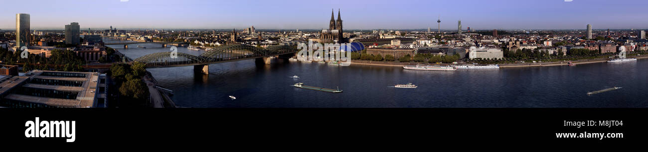 Panoramablick auf Köln (Köln). Blick von der ehemaligen Messe Turm (Messeturm) über den Rhein. Stockfoto