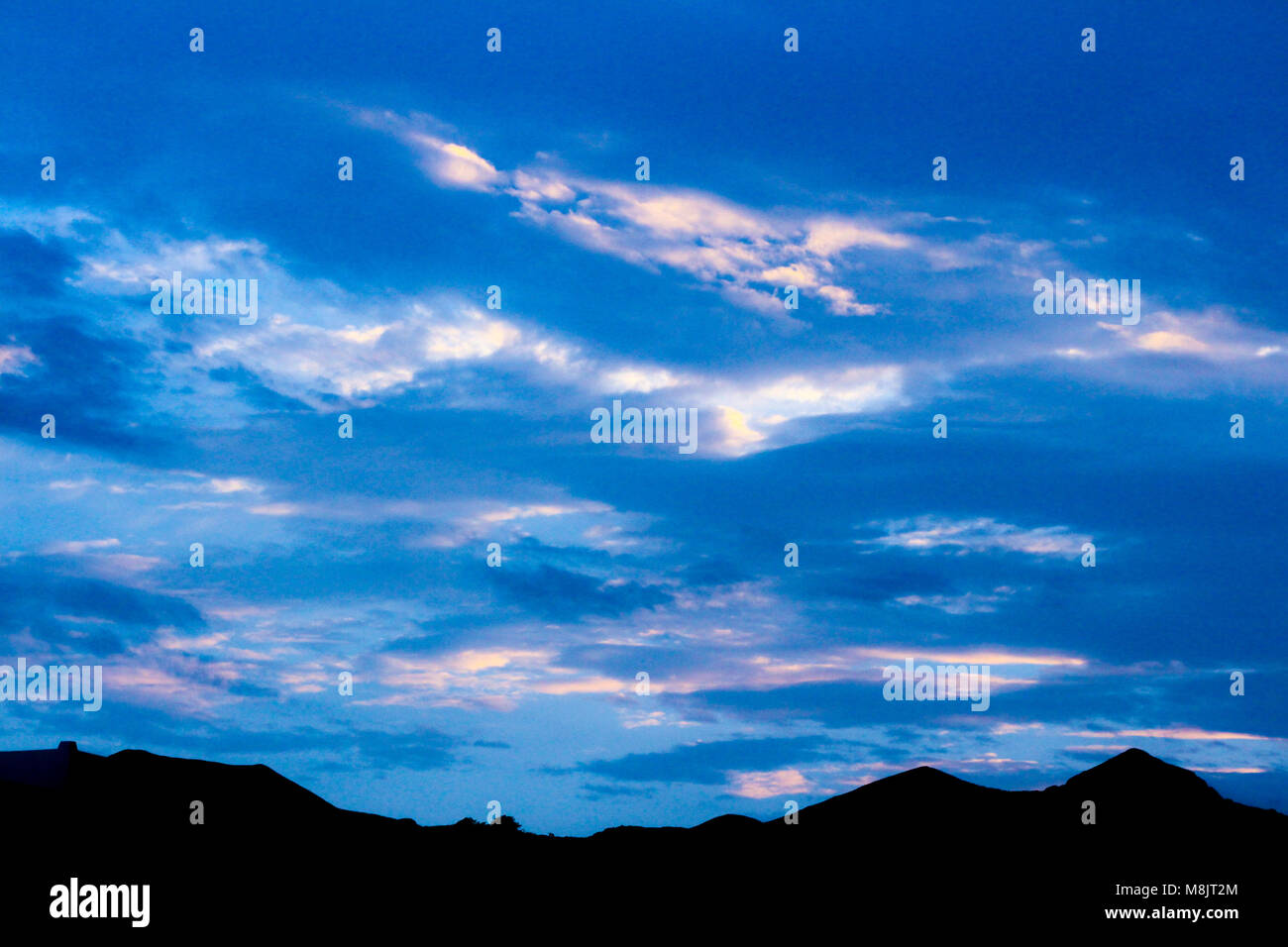 Blau Lila Himmel in sternenklaren Nacht über die Berge morgen in den europäischen Alpen Muscat Oman Stockfoto
