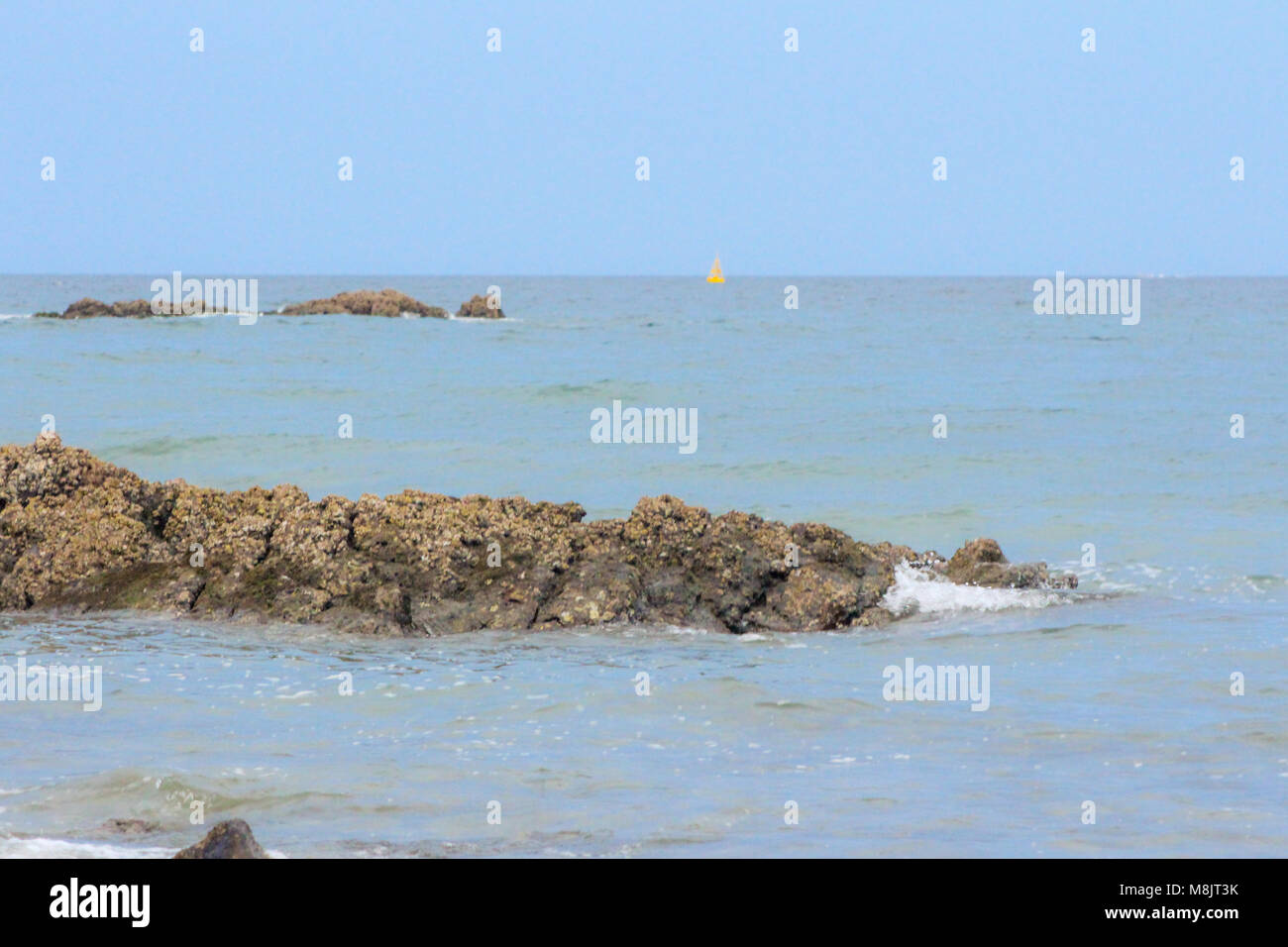 Aiguas Blanques Agua Blanca Ibiza Strand mit türkisblauen Wasser auf dem Sand von einem Meer Strand, soft Wave und solar Blendung. Stockfoto