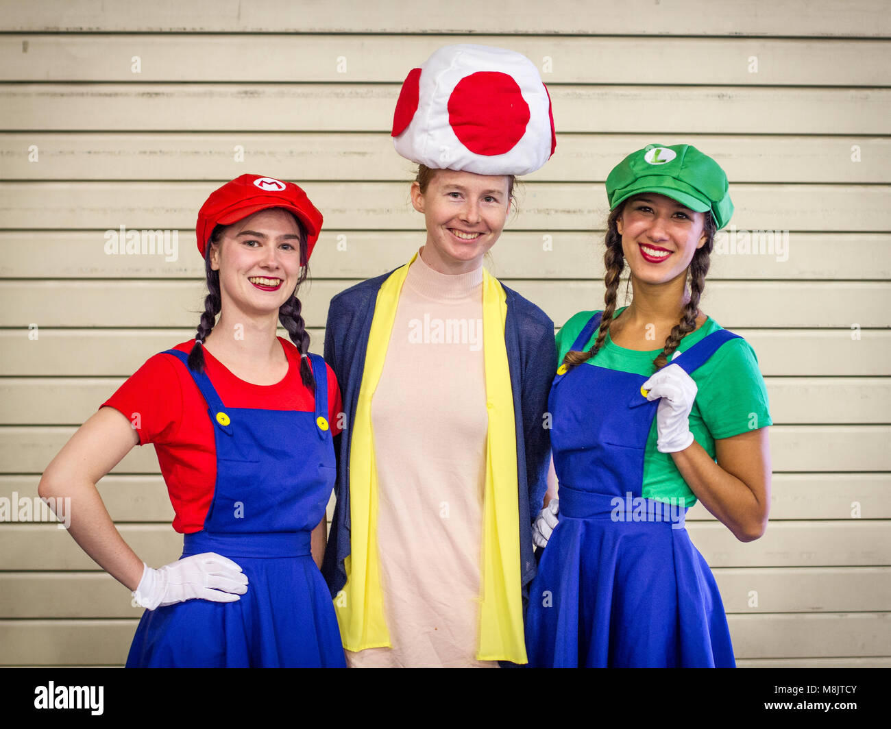 SHEFFIELD COMIC CON, Sheffield, UK, 7. Oktober 2018. Drei Cosplayer gekleidet, wie Super Mario, Luigi und ein Pilz an der Sheffield Comic Con, UK. Stockfoto