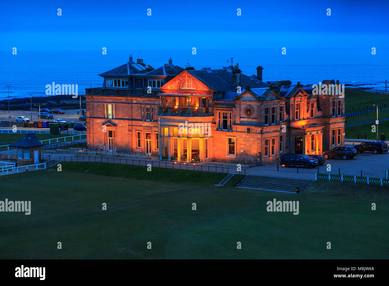 Königliche und alte Klubhaus und Sitz mit Blick auf die ersten T-Stück am St Andrews Old Course links, St Andrews, Fife, Schottland, Großbritannien Stockfoto