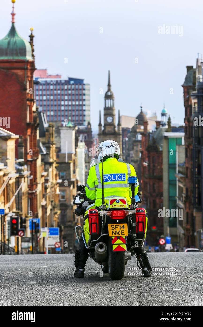 Polizei Motorradfahrer von der Polizei Schottland auf Patrouille im Stadtzentrum von Glasgow, Glasgow, Schottland, Großbritannien Stockfoto