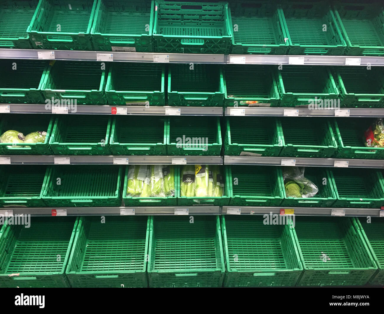 LONDON, UK, 14. März 2018: Leer Produkte Regale in einem Co-op-Food Store Stockfoto