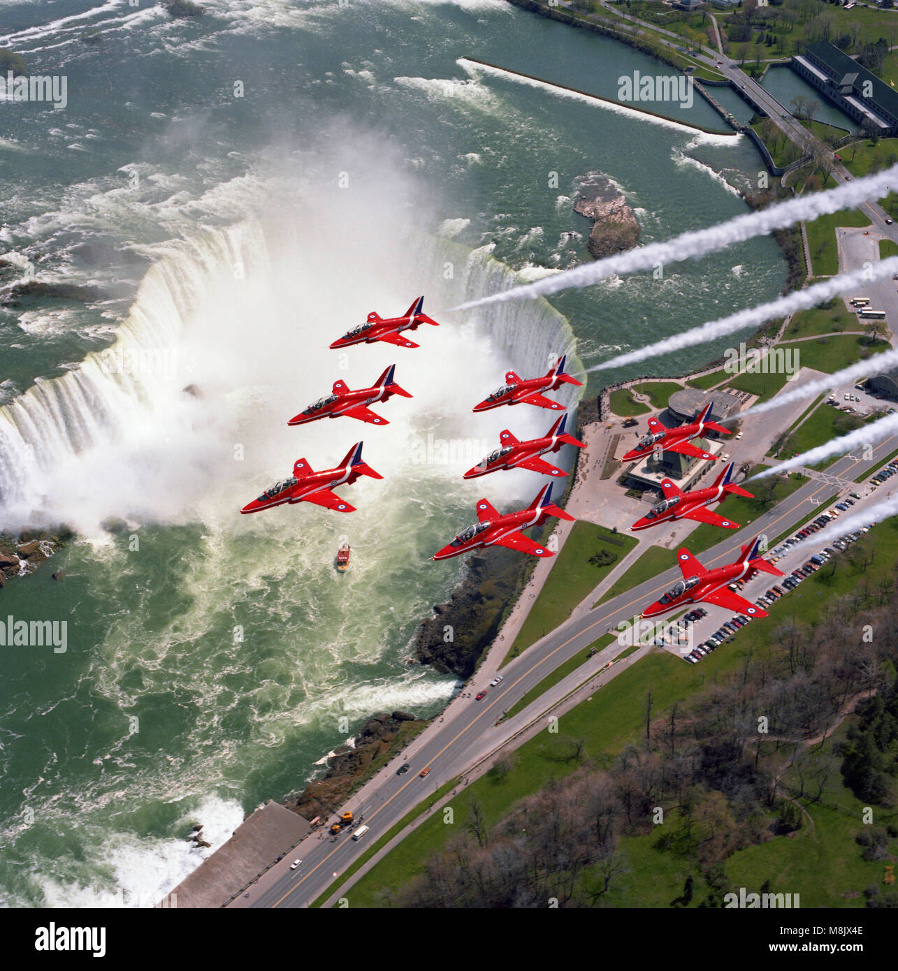 Die roten Pfeile (die Aerobatic Display Team der Royal Air Force), überfliegen Niagara Falls, Kanada Stockfoto