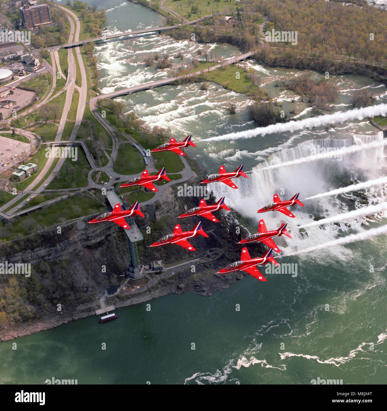 Die roten Pfeile (die Aerobatic Display Team der Royal Air Force), überfliegen Niagara Falls, Kanada Stockfoto