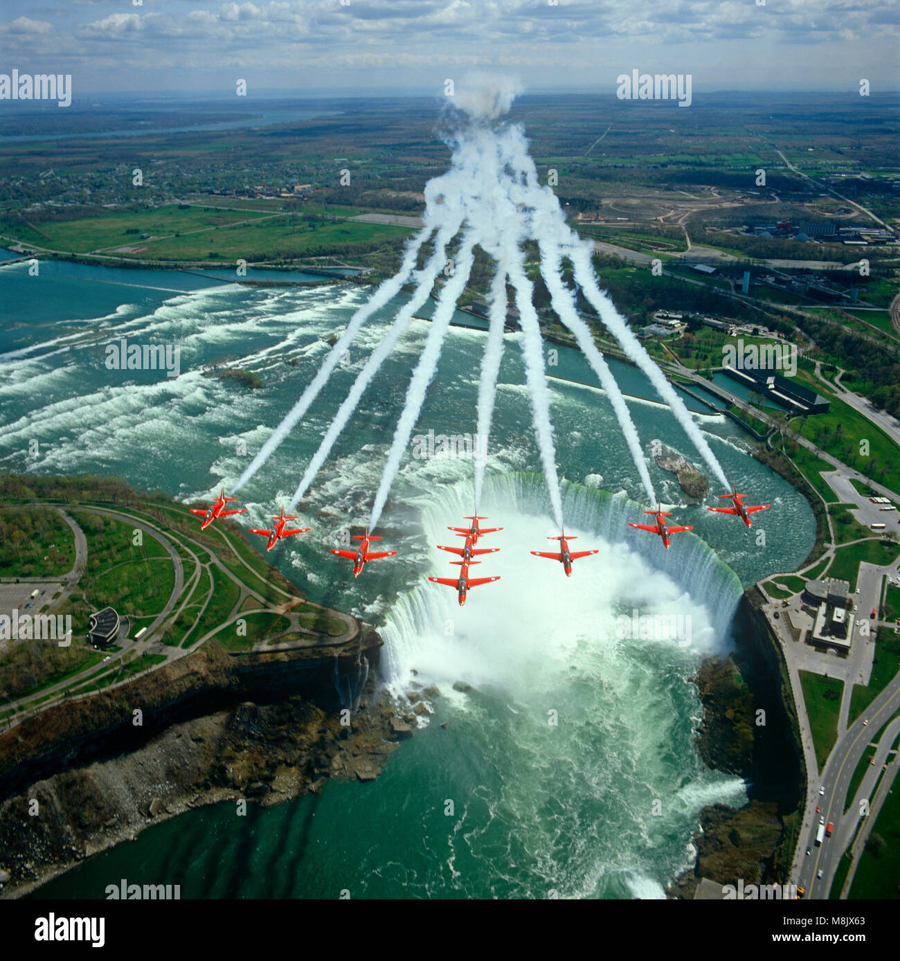 Die roten Pfeile (die Aerobatic Display Team der Royal Air Force), überfliegen Niagara Falls, Kanada Stockfoto