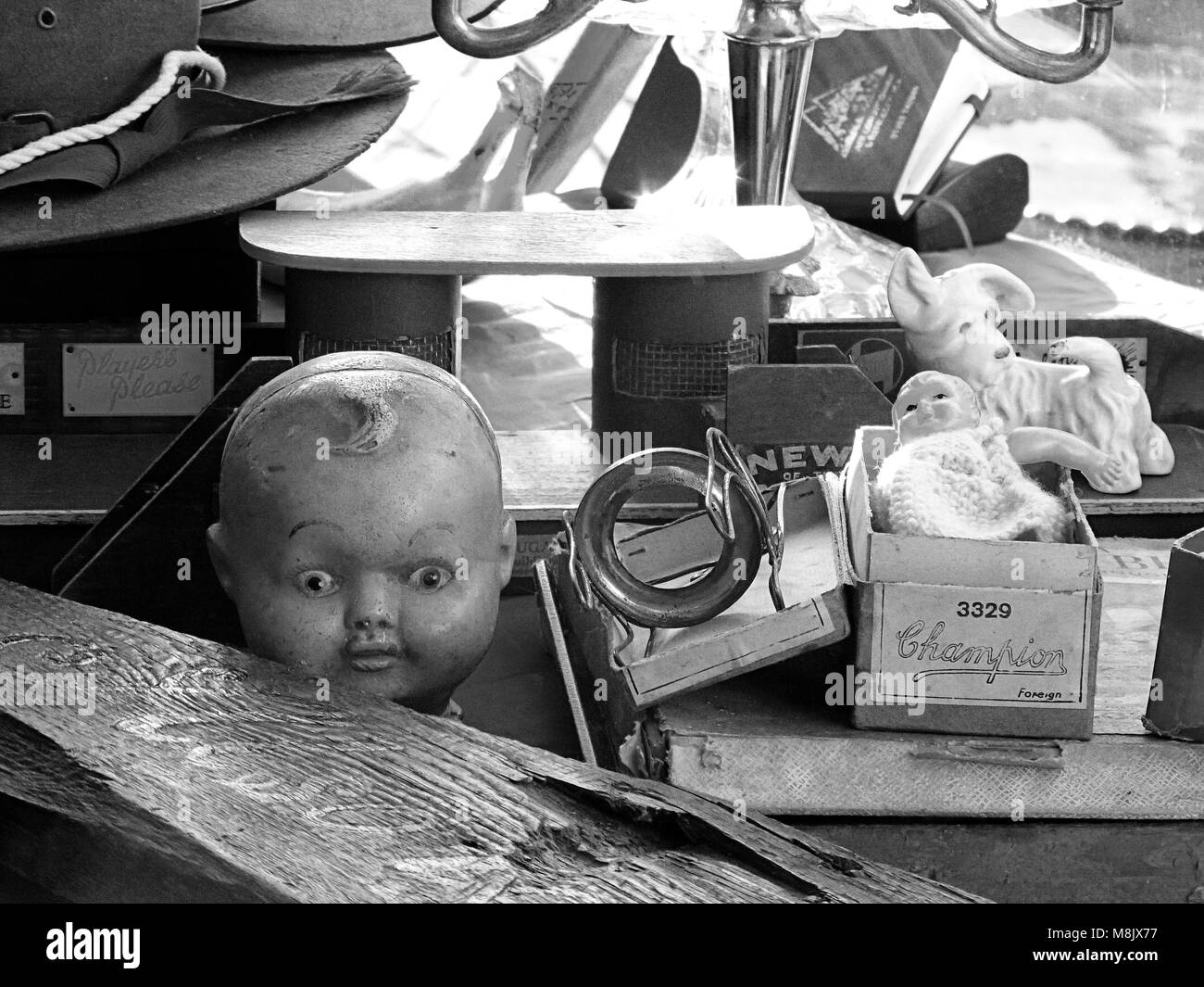 Die Spooky doll Kopf in Londons berühmten sunbury Antiquitätenmarkt, England Stockfoto