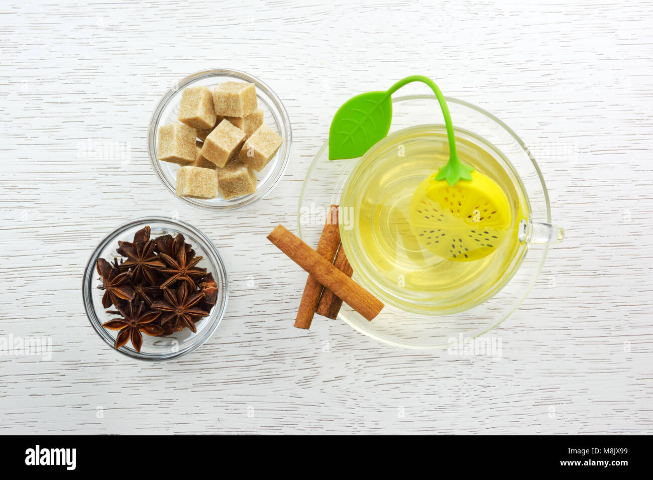 Tasse Tee mit Silikon Tea Leaf Filter, Würfelzucker, Zimt und Sternanis Stockfoto
