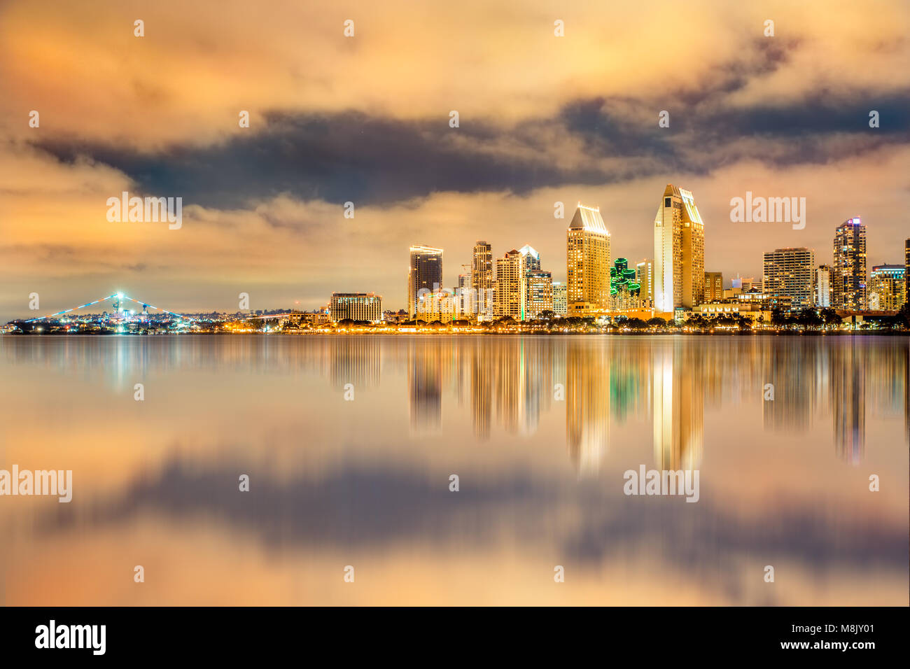 Golden Sunset über San Diego Kalifornien Skyline mit Reflexionen in der Bucht Stockfoto
