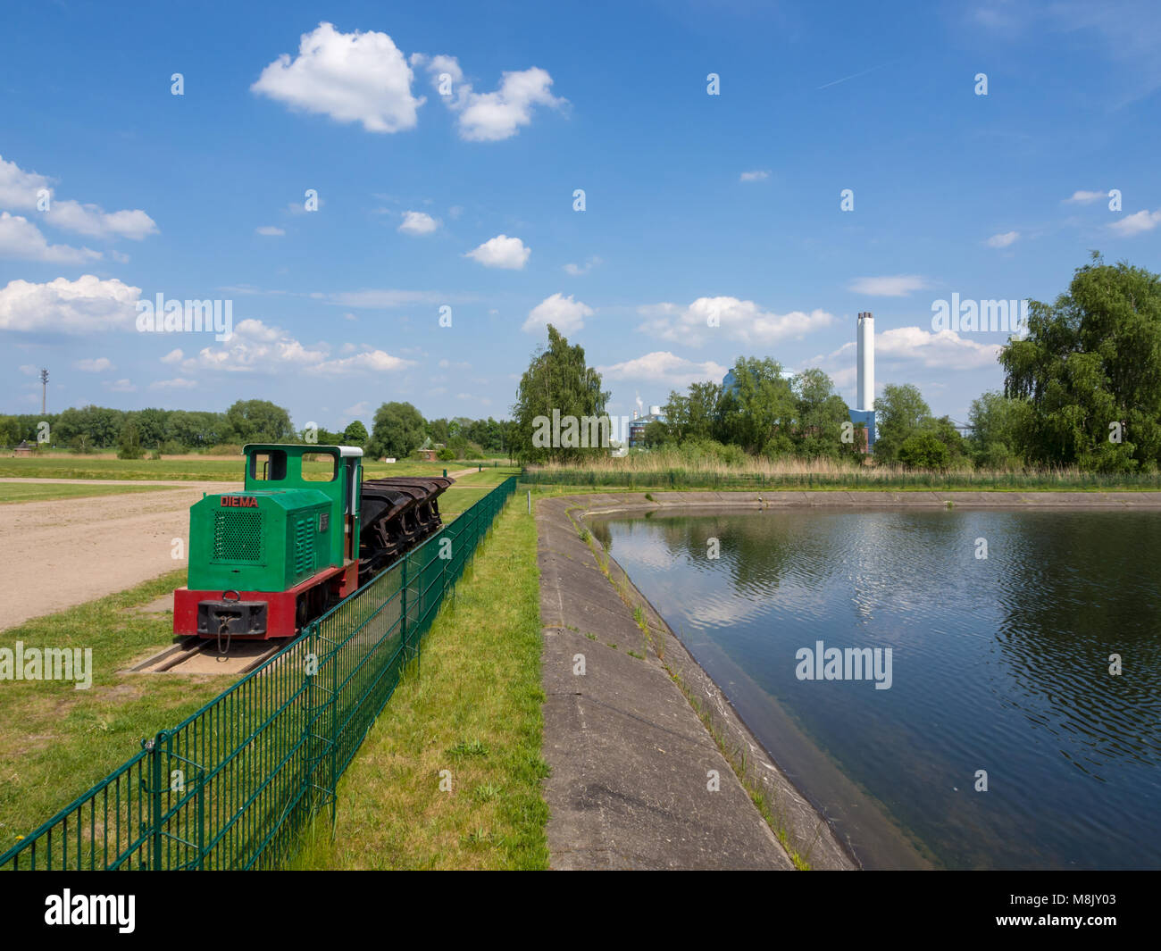 Hamburg, Deutschland - 19. Mai 2016: Gedenkstätte für Light Railway für den Wandel des Sandes, die in den Teichen im Bereich des Industrial Museum Wasserkunst Kaltehofe. Stockfoto