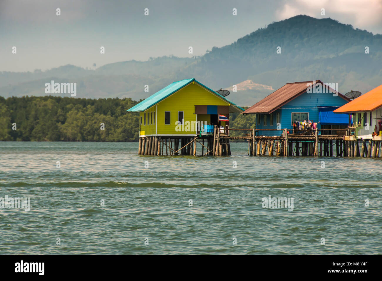 Die Bewohner von Phang Nga Bay bauten ihre Häuser auf Plattformen, die auf dem Meer genannt palafitos Thailand Stockfoto
