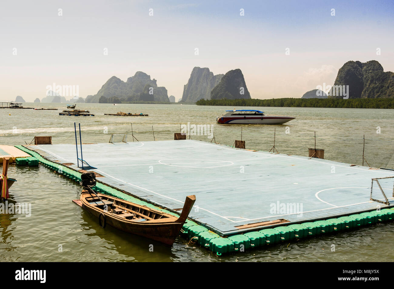 Die Bewohner der Inseln haben ihre Mini Fußball Feld auf das Wasser in der Bucht von Phang Nga Thailand Stockfoto