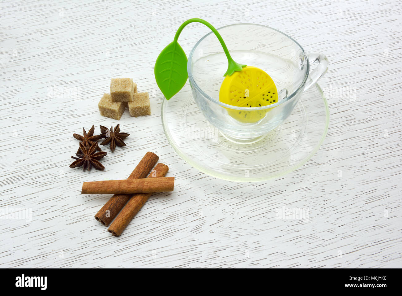 Leere Teetasse mit Silikon Tea Leaf Filter, Würfelzucker, Zimt und Sternanis Stockfoto