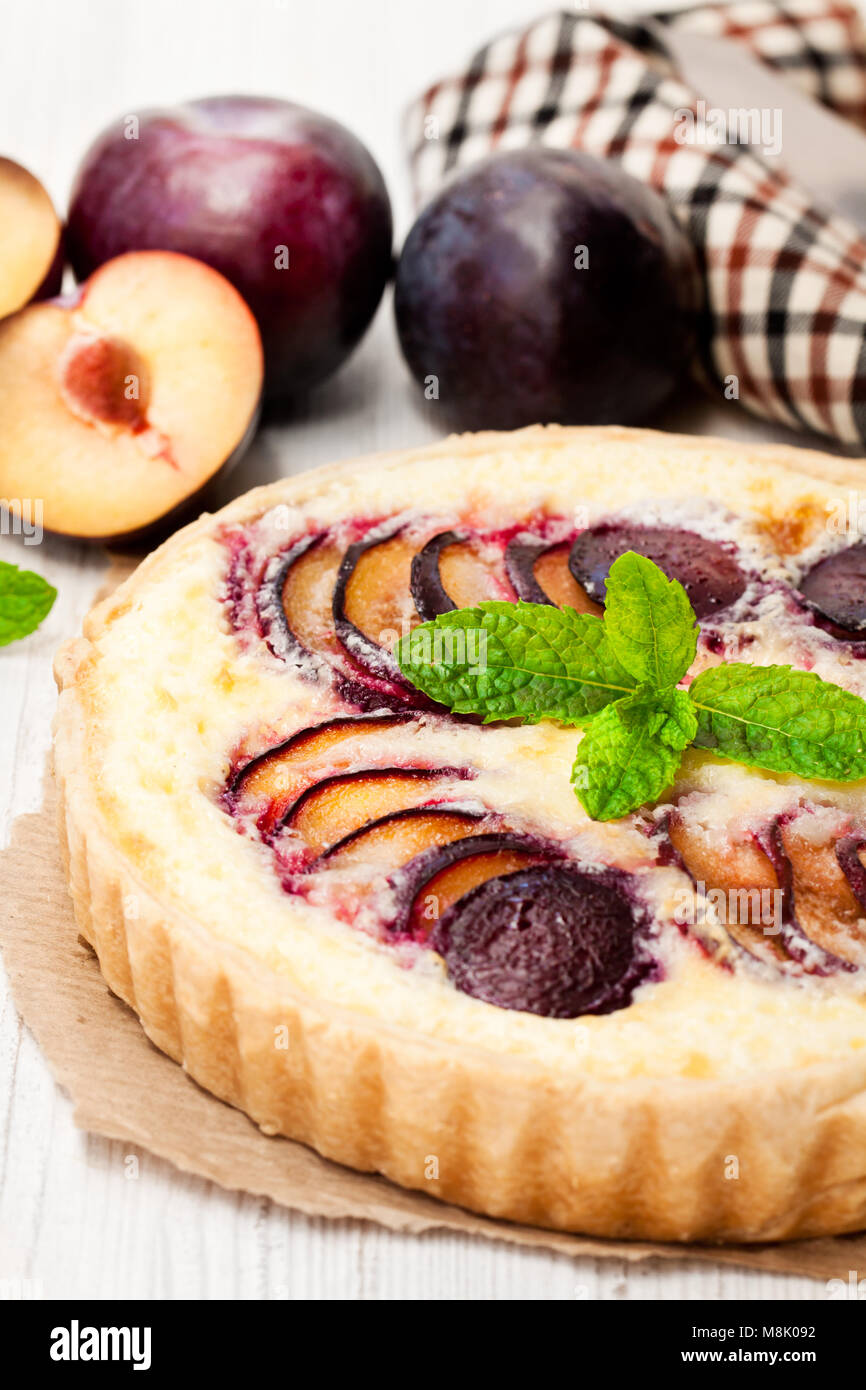 Hausgemachte Pflaumenkuchen auf weissem Holztisch Stockfoto