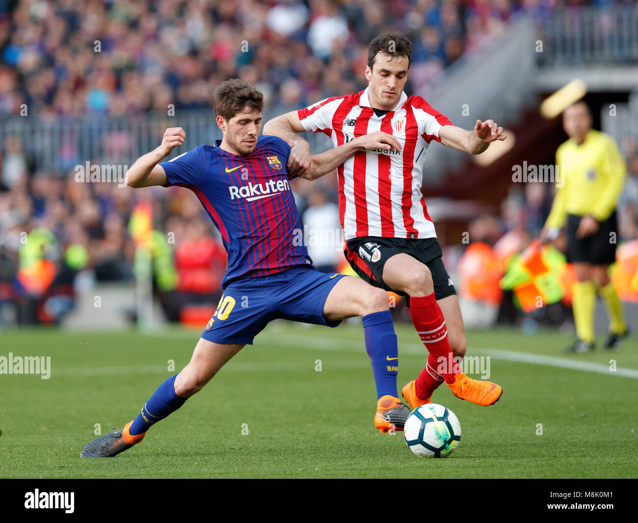 Badalona, Spanien. 18 Mär, 2018. 18. März 2018; Sergi Roberto der FC Barcelona in Aktion mit Inigo Lekue von Athletic Bilbao während des 2017/2018 LaLiga Santander Runde 29 Spiel zwischen FC Barcelona und Athletic Bilbao im Camp Nou am 19. März 2018 in Barcelona, Spanien. Credit: Ukko Images/Pacific Press/Alamy leben Nachrichten Stockfoto