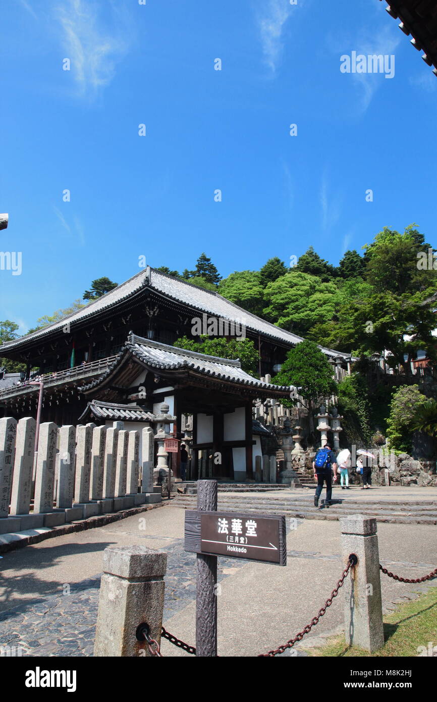 Blick auf die erstaunliche Architektur der Nigatsu-do Hall über den Todaiji Tempel in Nara, Japan Stockfoto