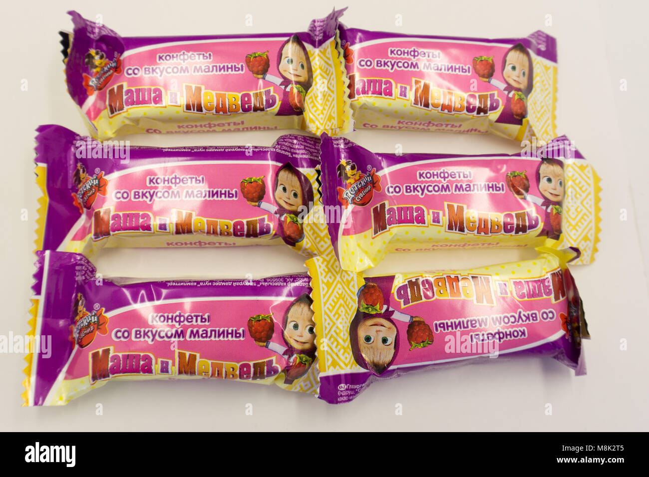Berezniki, Russia-February 28, 2018: Die bunten Süßigkeiten Mascha und der Bär candy mit himbeeraroma Stockfoto