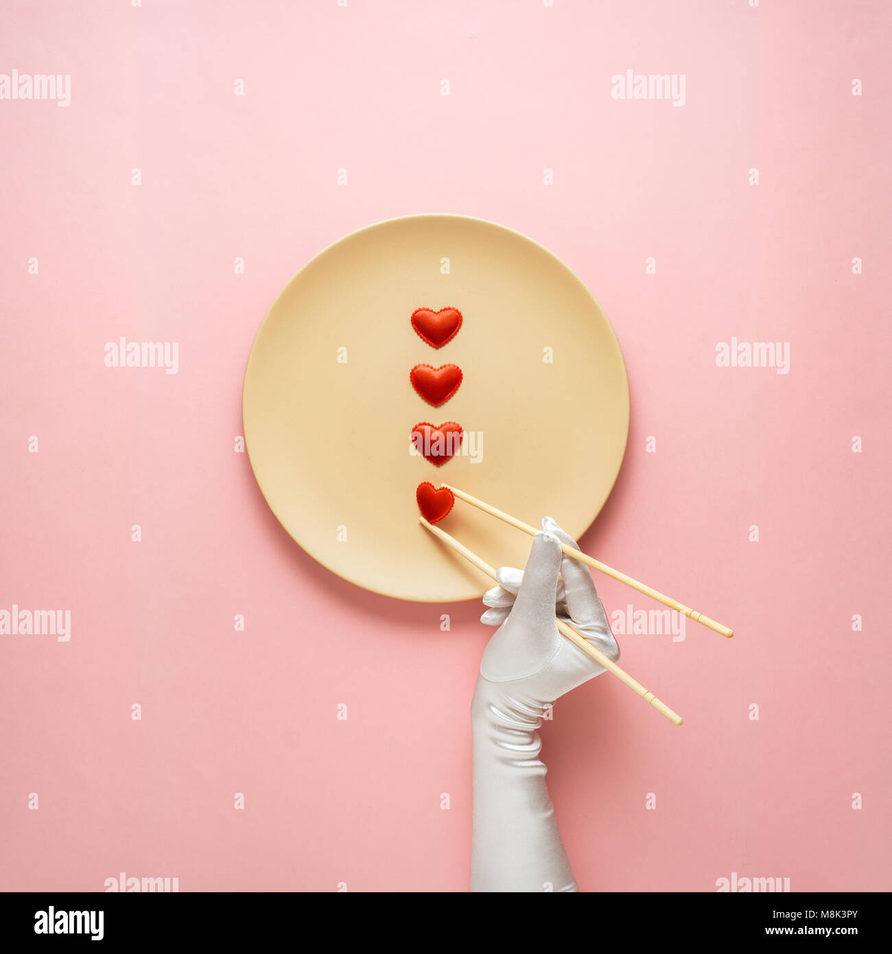 Kreatives Konzept Foto von Küchenutensilien mit Hand, bemalte Teller mit Essen auf es auf rosa Hintergrund. Stockfoto