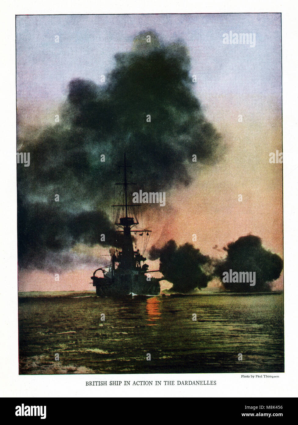 Diese Abbildung stammt, um 1917, die Zeit des Ersten Weltkriegs die Bildunterschrift lautet: britisches Schiff in Aktion in der Dardanlles. Die dardanellen Kampagne, die von der britischen, französischen, russischen und australischen Marineeinheiten gegen die Osmanen fand zwischen Februar 1915 und Januar 1916. Die Ototmans durchgesetzt und diese Kampagne wurde von der Schlacht von Gallipoli. Stockfoto