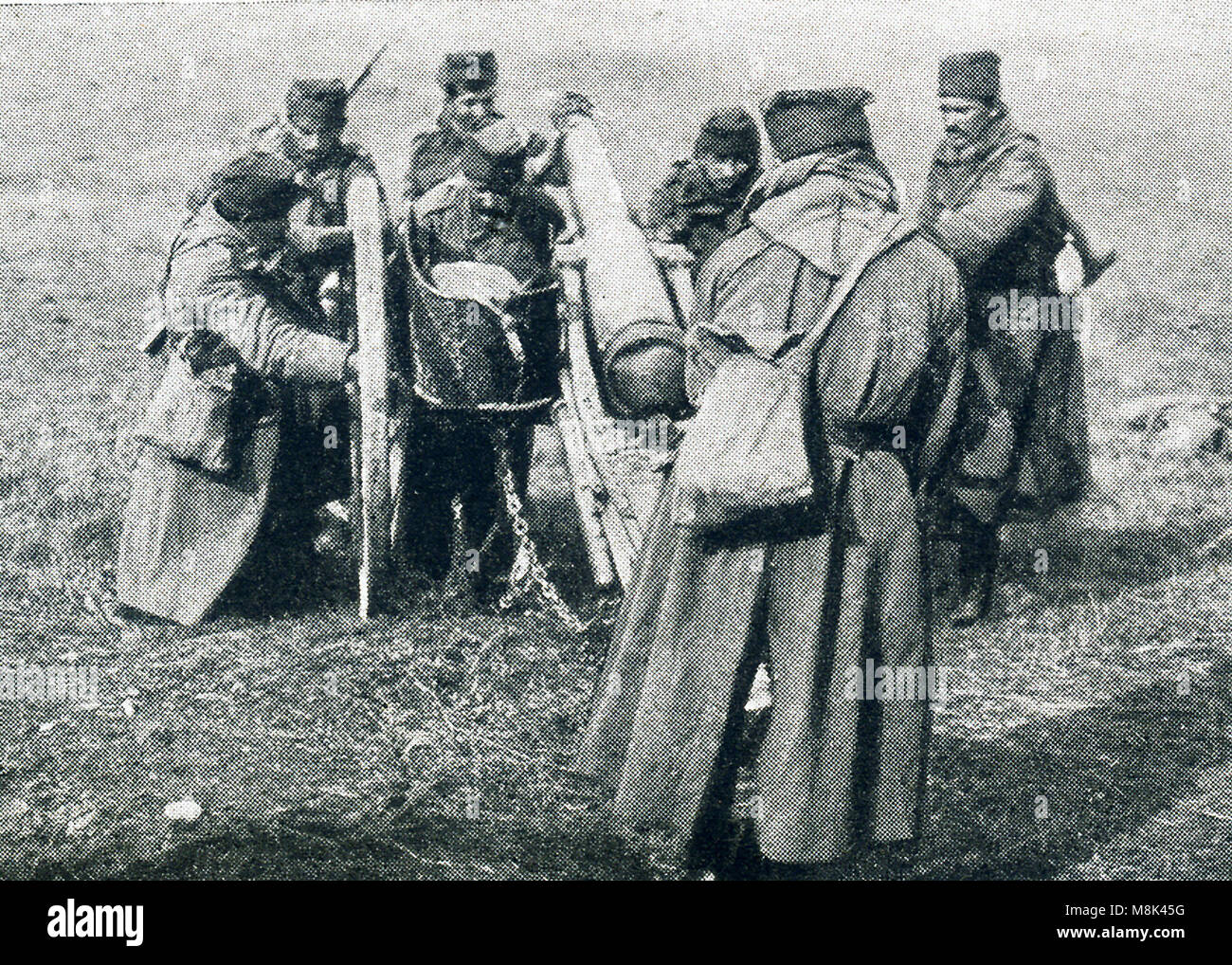 Dieses Bild während des Zweiten Weltkrieges getroffen Ich zeigt eine serbische Tierheim Gewehr. Die Bildunterschrift lautet: servian 3-inch Gun in eine neue Stellung gebracht werden. Stockfoto