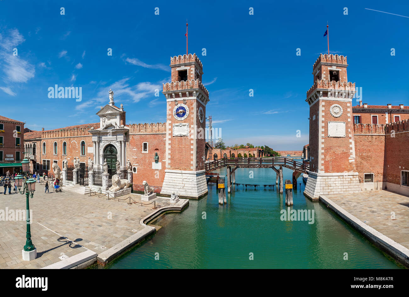 Blick auf die kleine Piazza und Türme aus berühmten Venezianischen Arsenal-Komplex des ehemaligen Werften und Waffenkammern, derzeit Naval Base und Museum. Stockfoto