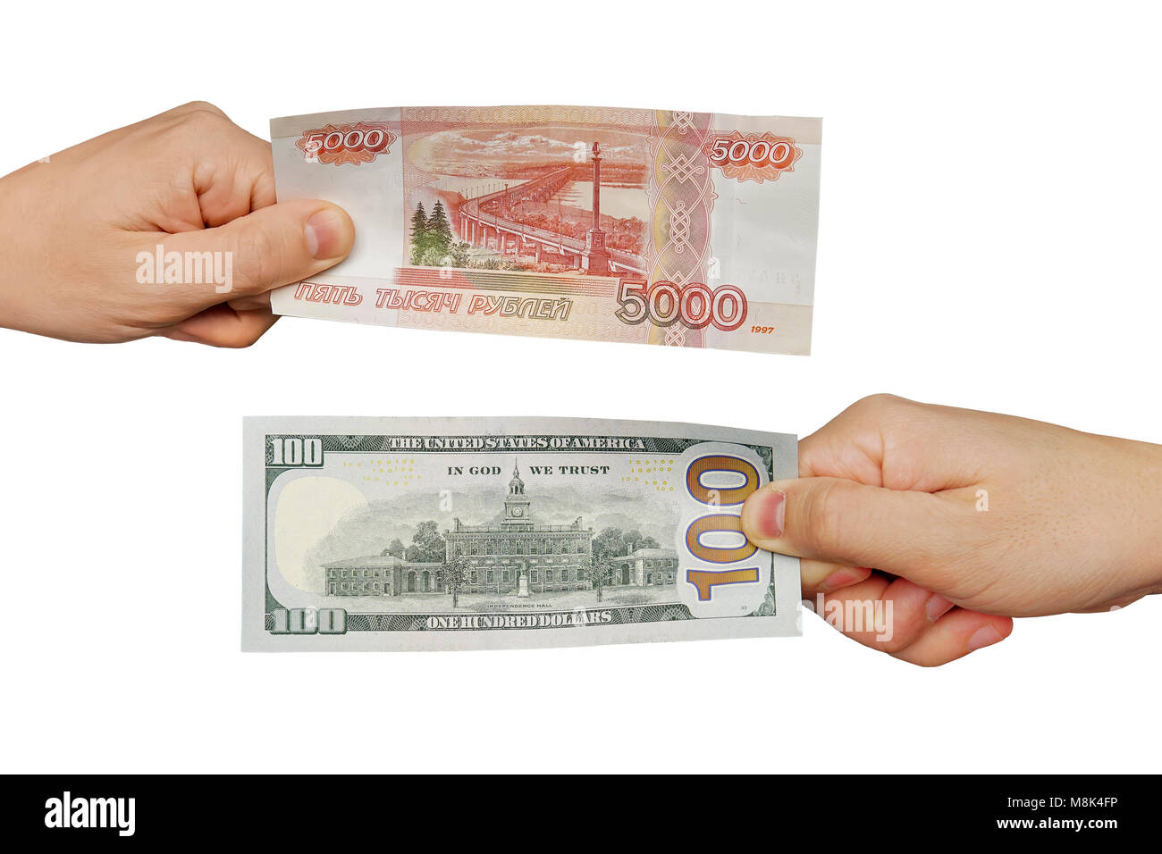 Hände exchange Rubel zum US-Dollar. Menschen, Geldwechsel, Hände Geld übertragen. Hand hält Rubel und Dollar Banknoten. Auf weissem Hintergrund Stockfoto