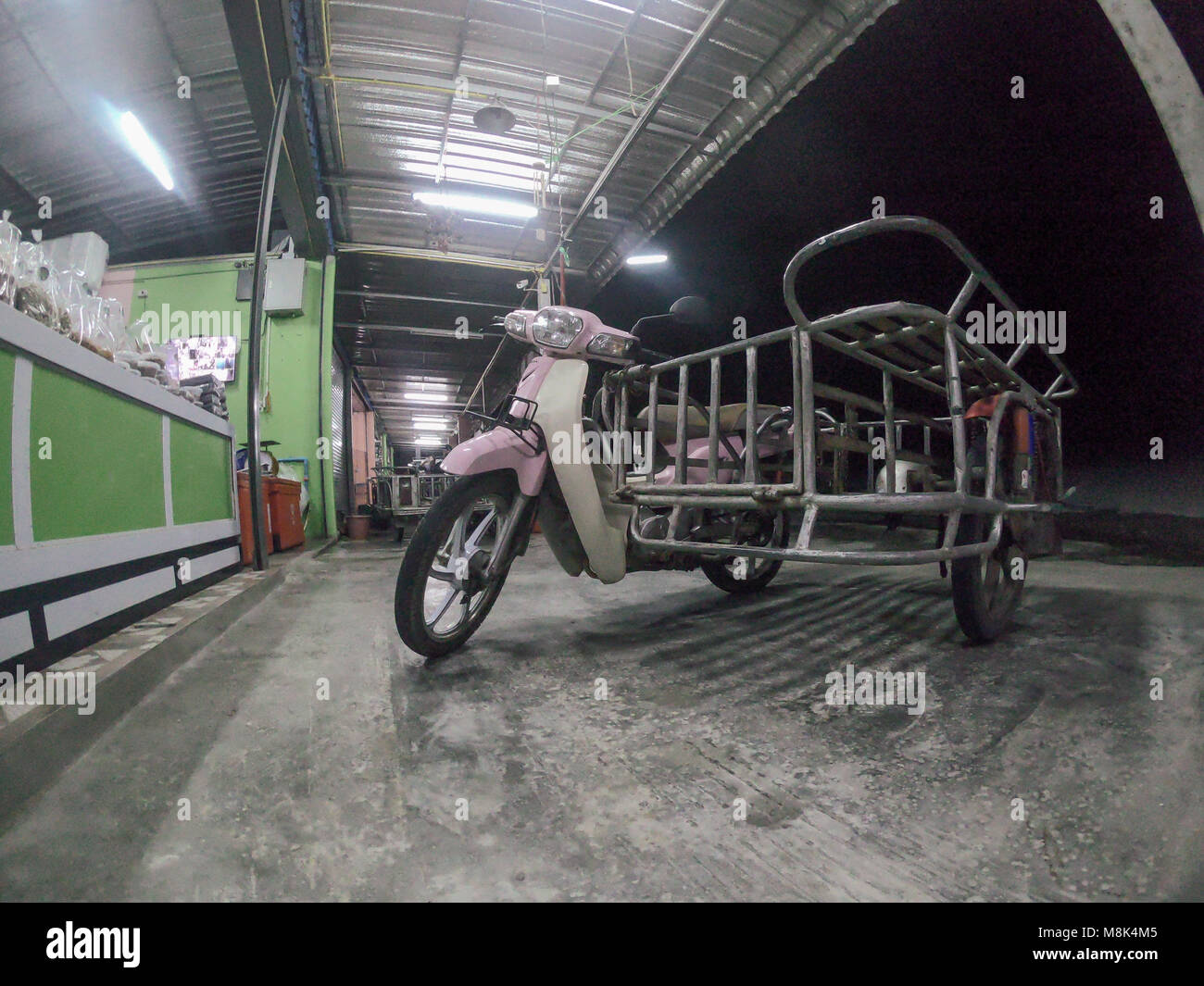 Motorrad mit Kinderwagen Ausrstung, Transport, Fahrzeug, schwarz, Travel,  Bike, Cog, Symbol, Kreis, Konzept Stockfotografie - Alamy