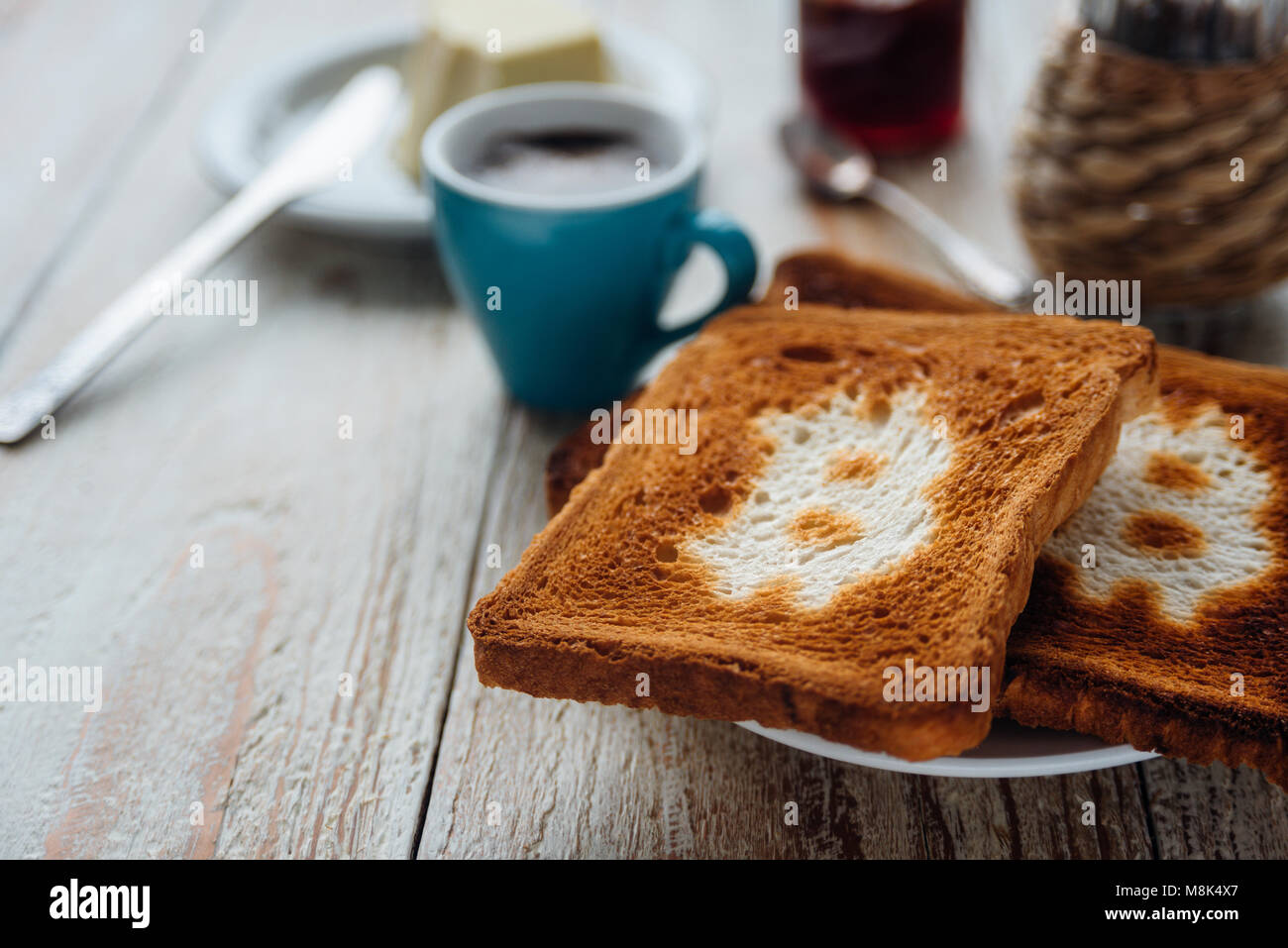 Frühstück mit Kaffee und Toast. Toast mit bitcoin Symbol. Stockfoto