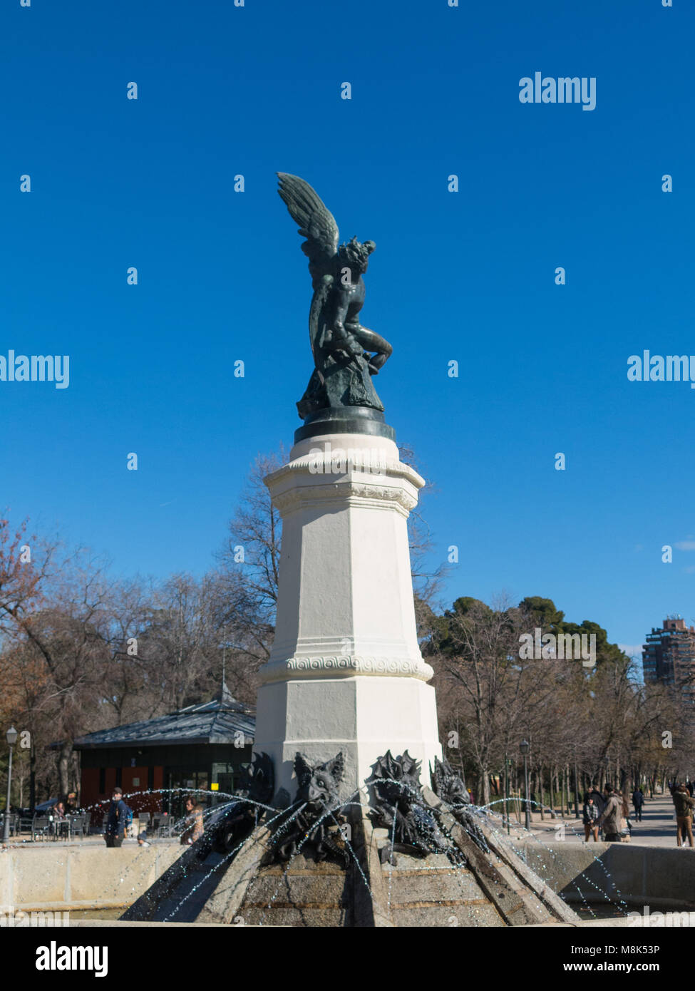 Brunnen der gefallene Engel (Fuente del Angel Caido, von Ricardo Castillo de Bellver, 1877) - Markieren von Buen Retiro Park. Buen Retiro Park - Park von angenehmen Retre Stockfoto