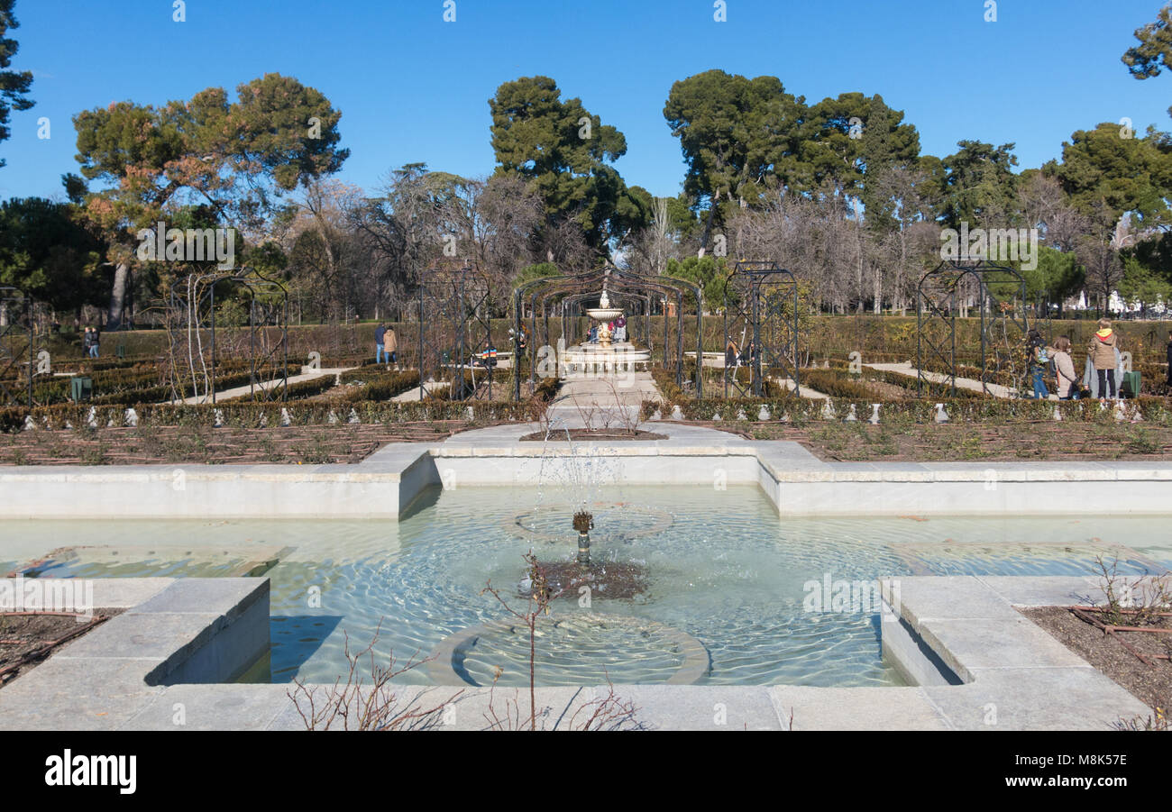 Zu Fuß durch Buen Retiro Park. Rose Park (Parque De Las Rosas) im Botanischen Garten im Park Retiro. Madrid, Spanien Stockfoto