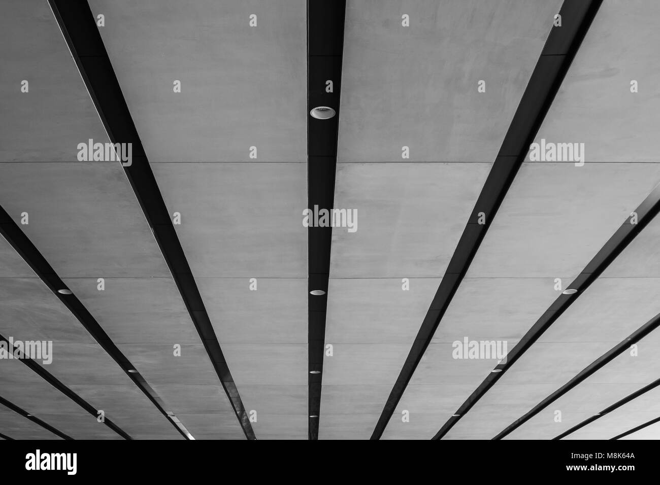 Abstrakte schwarz-weiß Bild Linie der Architektur Decke an der U-Bahn von modernen Gebäuden. Stockfoto