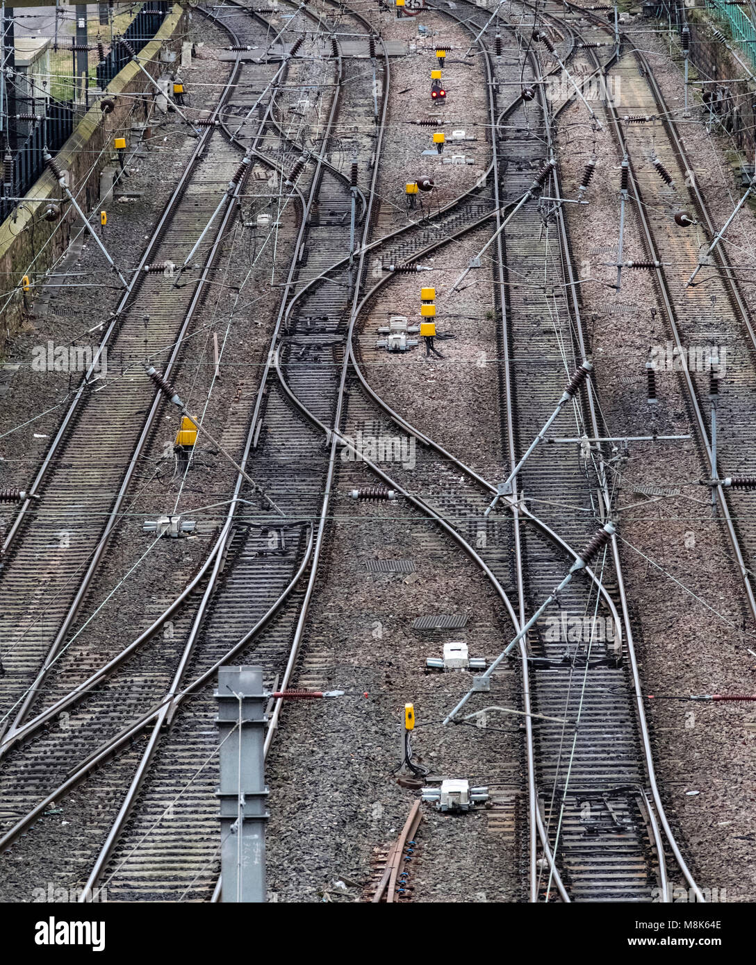 Anzeigen von Bahnstrecken Ansatz von der Waverley Station in Edinburgh, Schottland, Vereinigtes Königreich Stockfoto