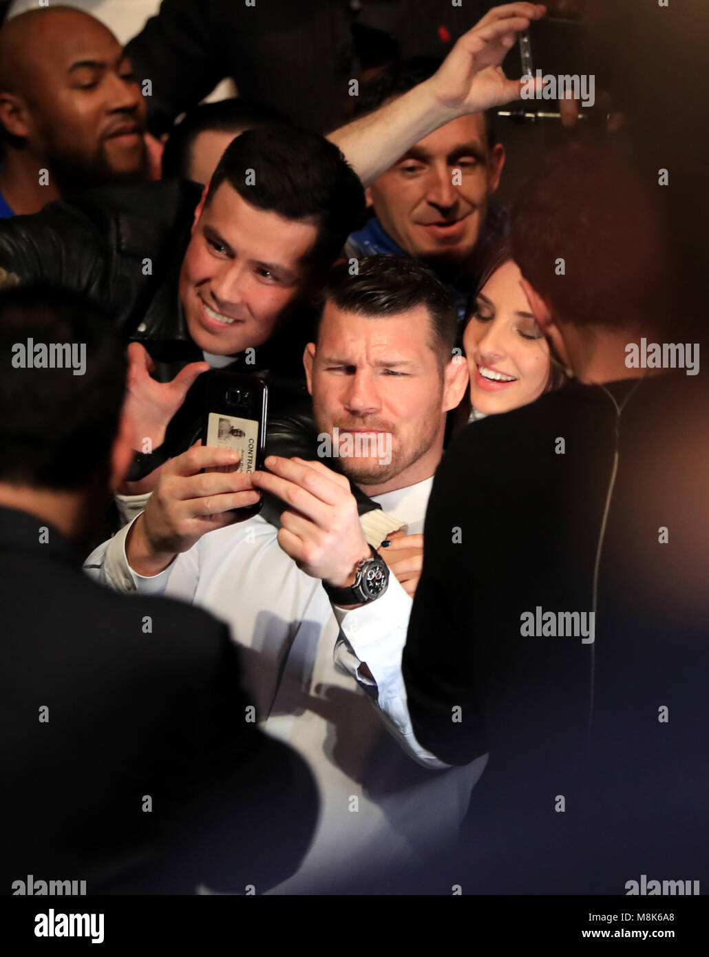 Die UFC-Kämpfer Michael Bisping wirft mit Fans in der O2 Arena in London. PRESS ASSOCIATION Foto. Bild Datum: Samstag, März 17, 2018. Siehe PA Geschichte UFC London. Photo Credit: Simon Cooper/PA-Kabel Stockfoto