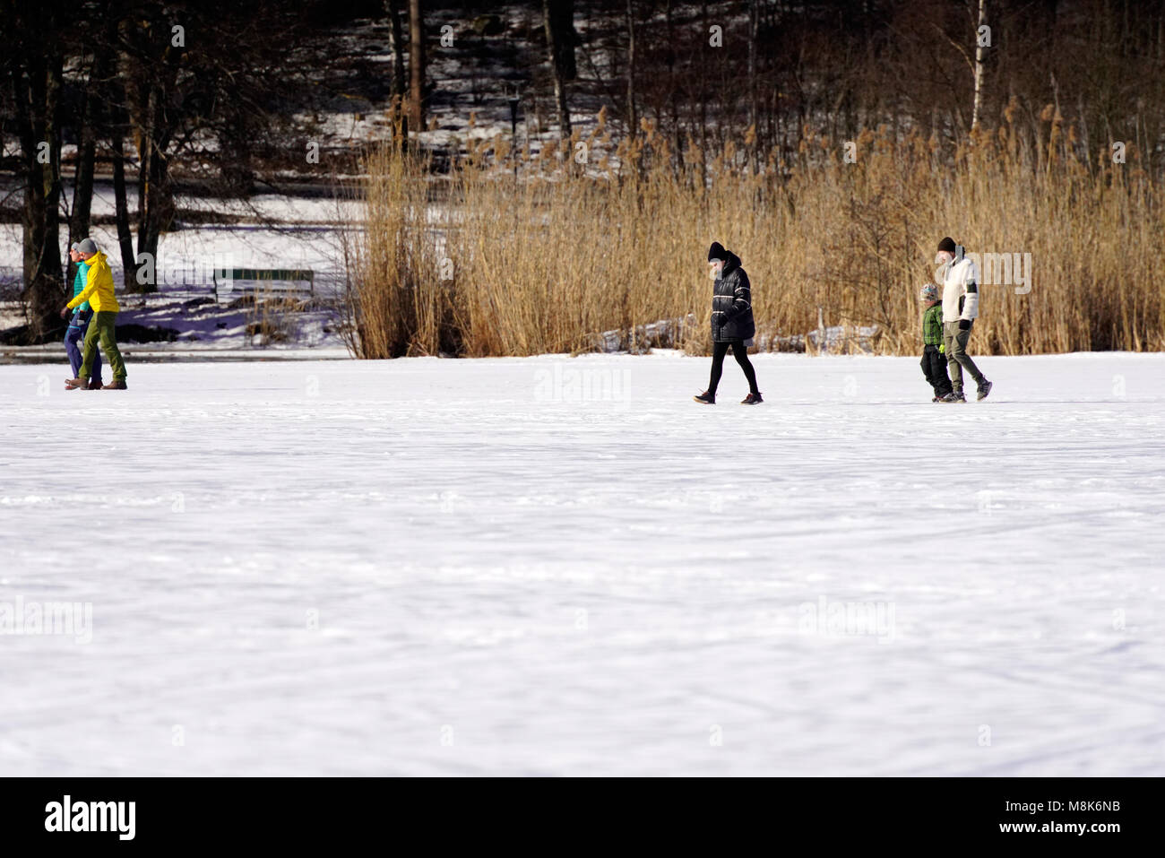 Winter Spaß auf dem zugefrorenen See in Stockholm, Schweden. Stockfoto