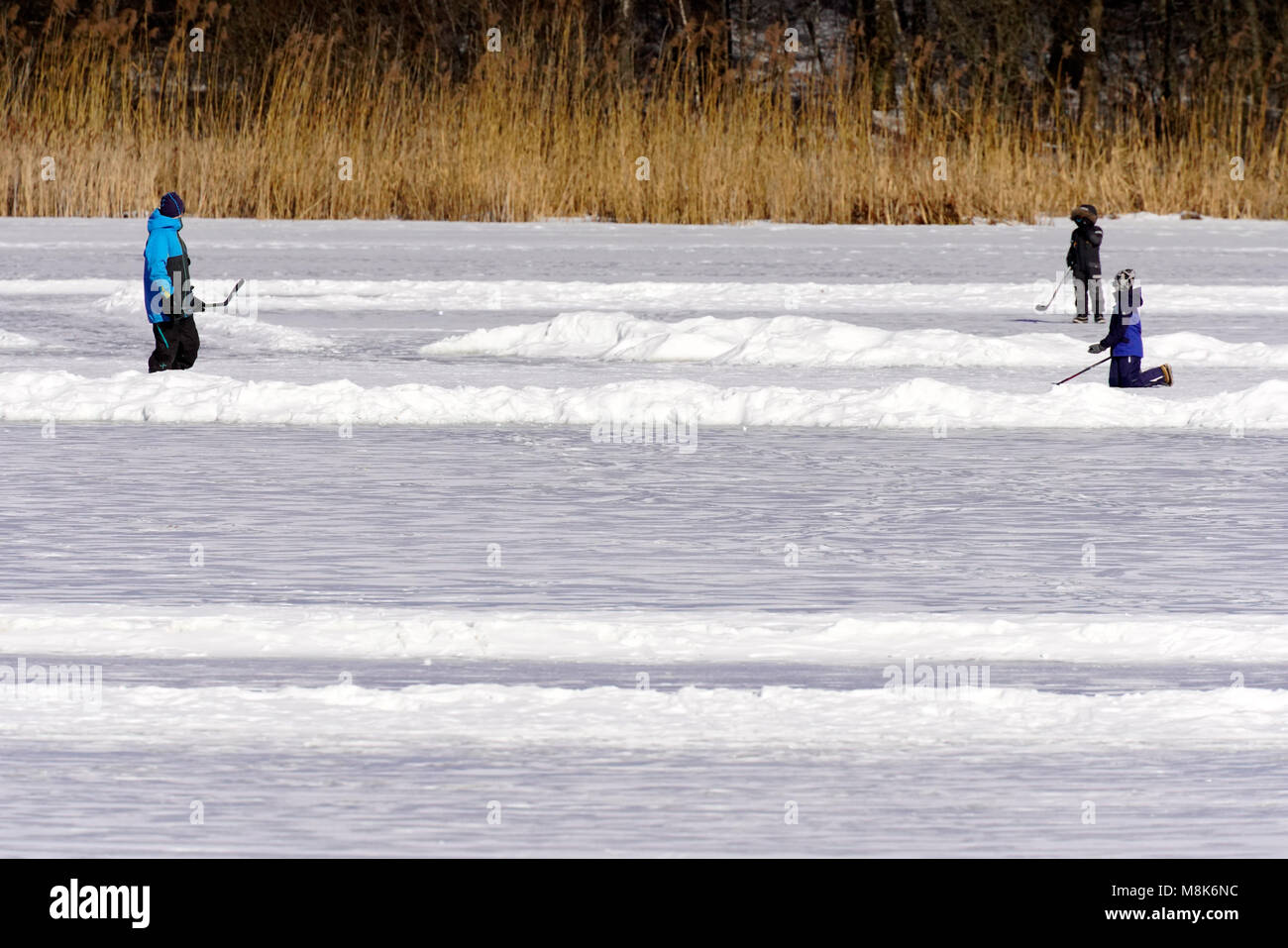 Winter Spaß auf dem zugefrorenen See in Stockholm, Schweden. Stockfoto