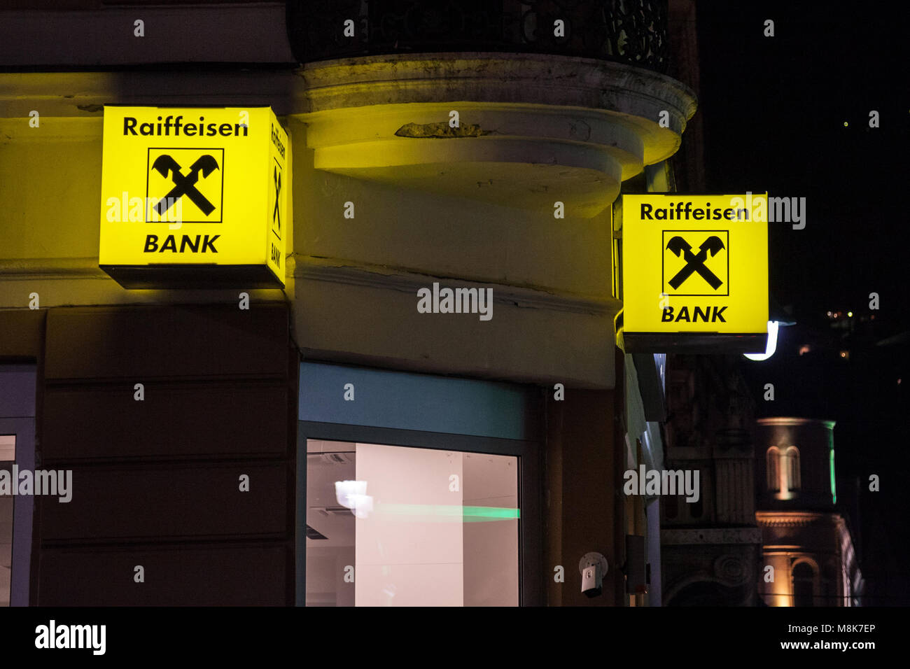 SARAJEVO, BOSNIEN - 17. FEBRUAR 2018: Raiffeisen Logo auf der Hausbank in Sarajewo, nachts genommen. Raiffeisen ist eine österreichische Bank, massiv investieren. Stockfoto