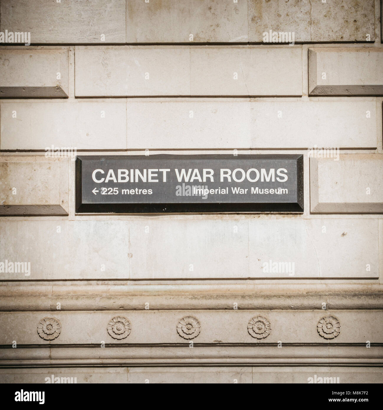 Schild in Richtung Winston Churchills Kabinett War Room, wo ihn und seine canbinet in diesem Bunker met Codename Paddock in Dollis Hill, London Stockfoto