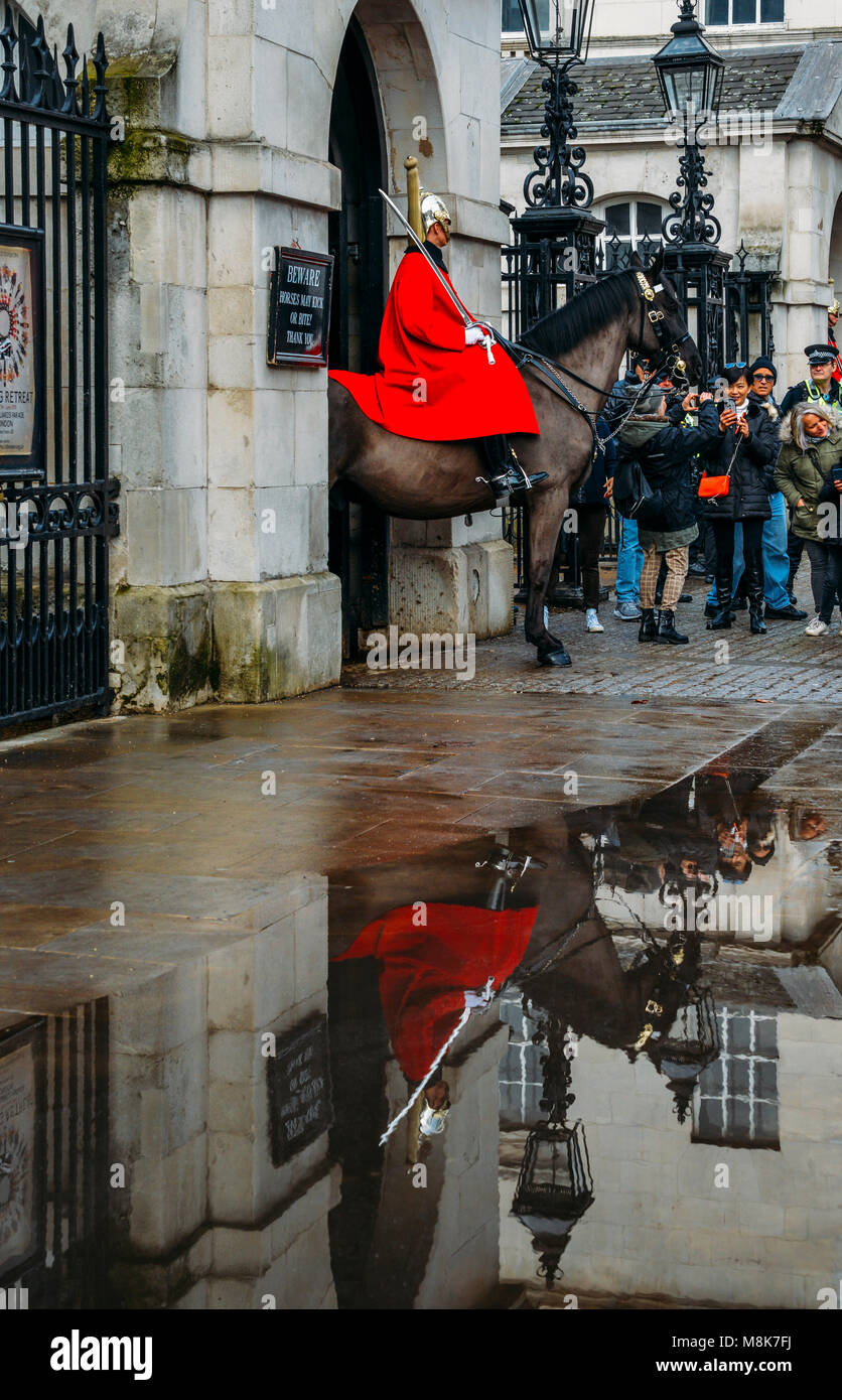 Horse Guard außerhalb der Household Cavalry Division in Whitehall von Touristen an einem kalten Tag umgeben Stockfoto