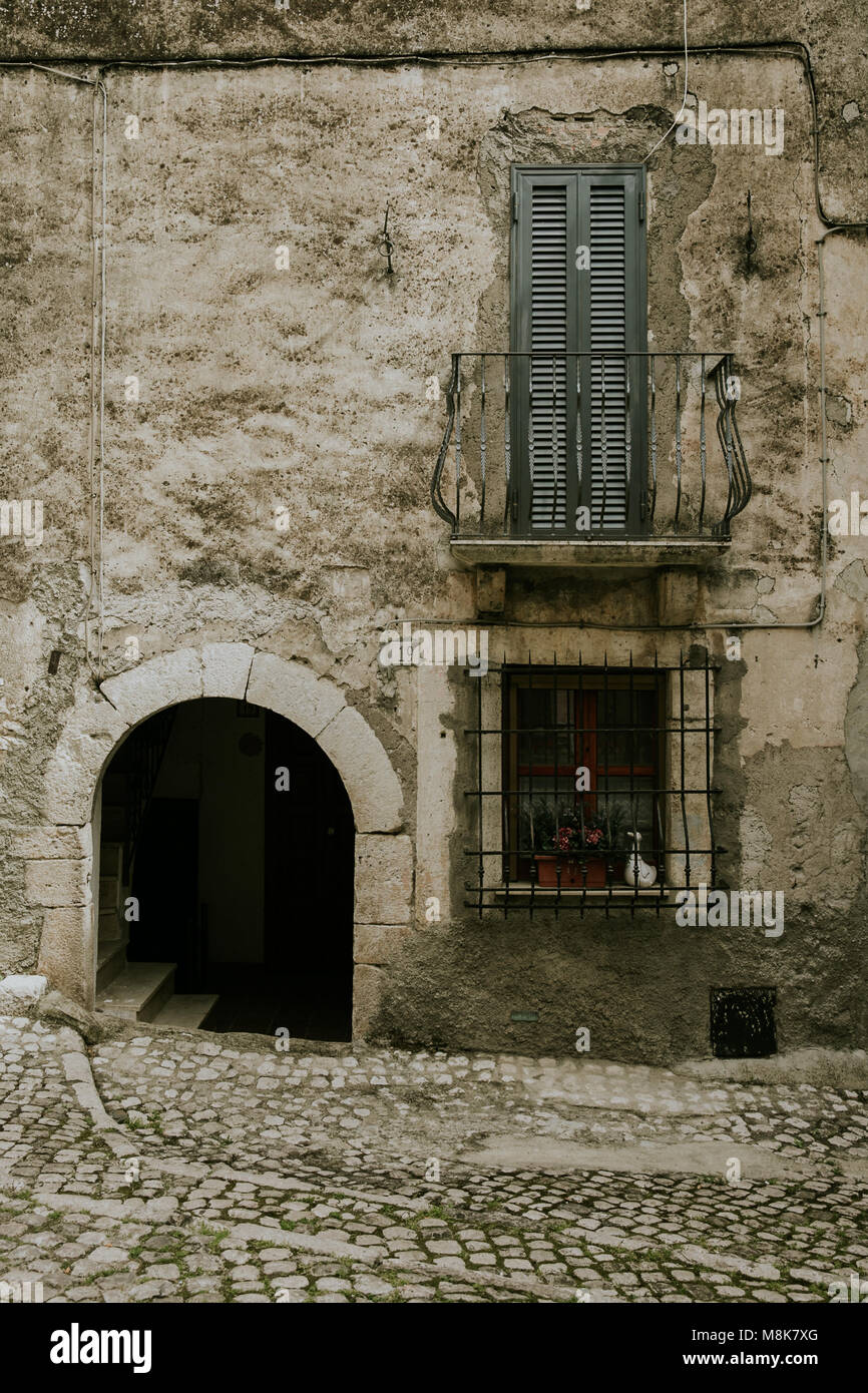 Straßen von Sermoneta mit Torbogen und Balkon Stockfoto