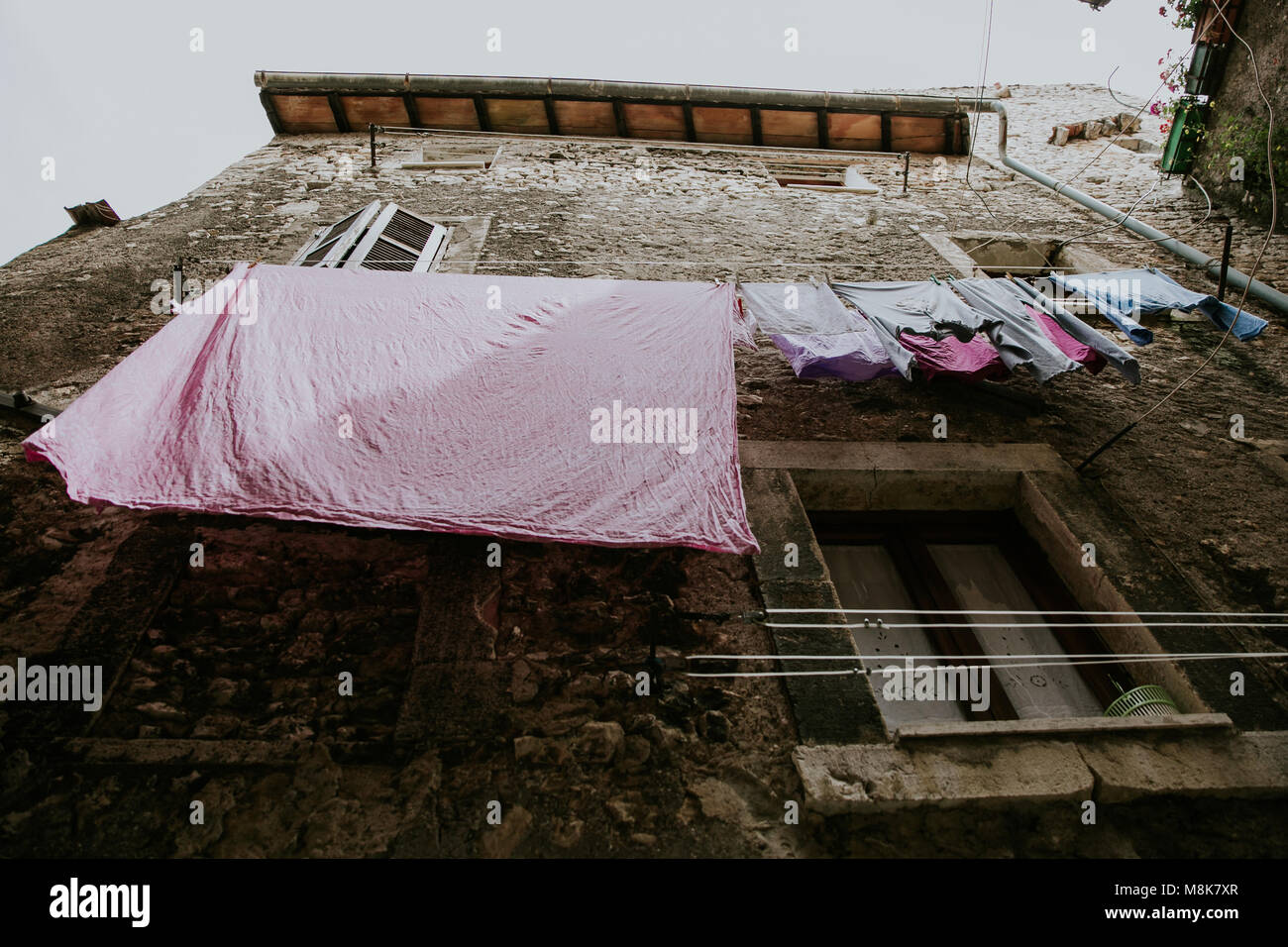 Waschen Oben aus den Fenstern hing von typischen italienischen Häuser in den kleinen Straßen in Sermoneta Stockfoto