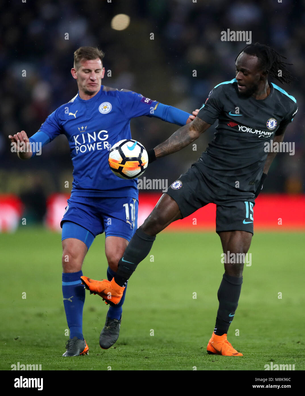 Von Leicester City Marc Albrighton (links) und Chelsea's Victor Moses Kampf um den Ball während der Emirates FA-Cup, Viertelfinale Match für die King Power Stadion, Leicester. Stockfoto