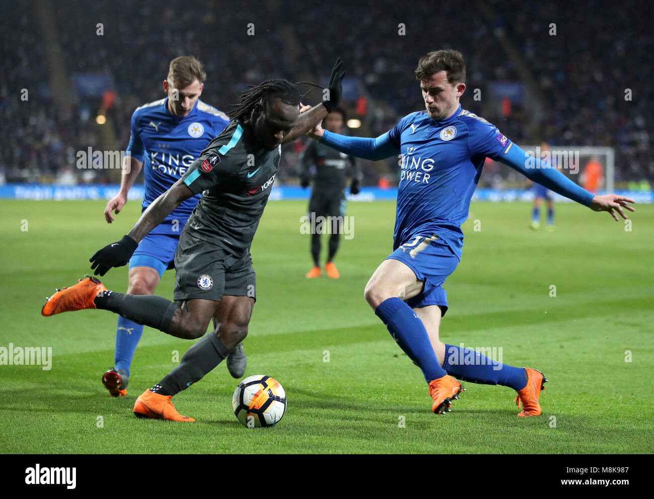 Chelsea's Victor Moses (links) und Leicester City Ben Chillwell während der Emirate FA-Cup, Viertelfinale Match für die King Power Stadion, Leicester. Stockfoto