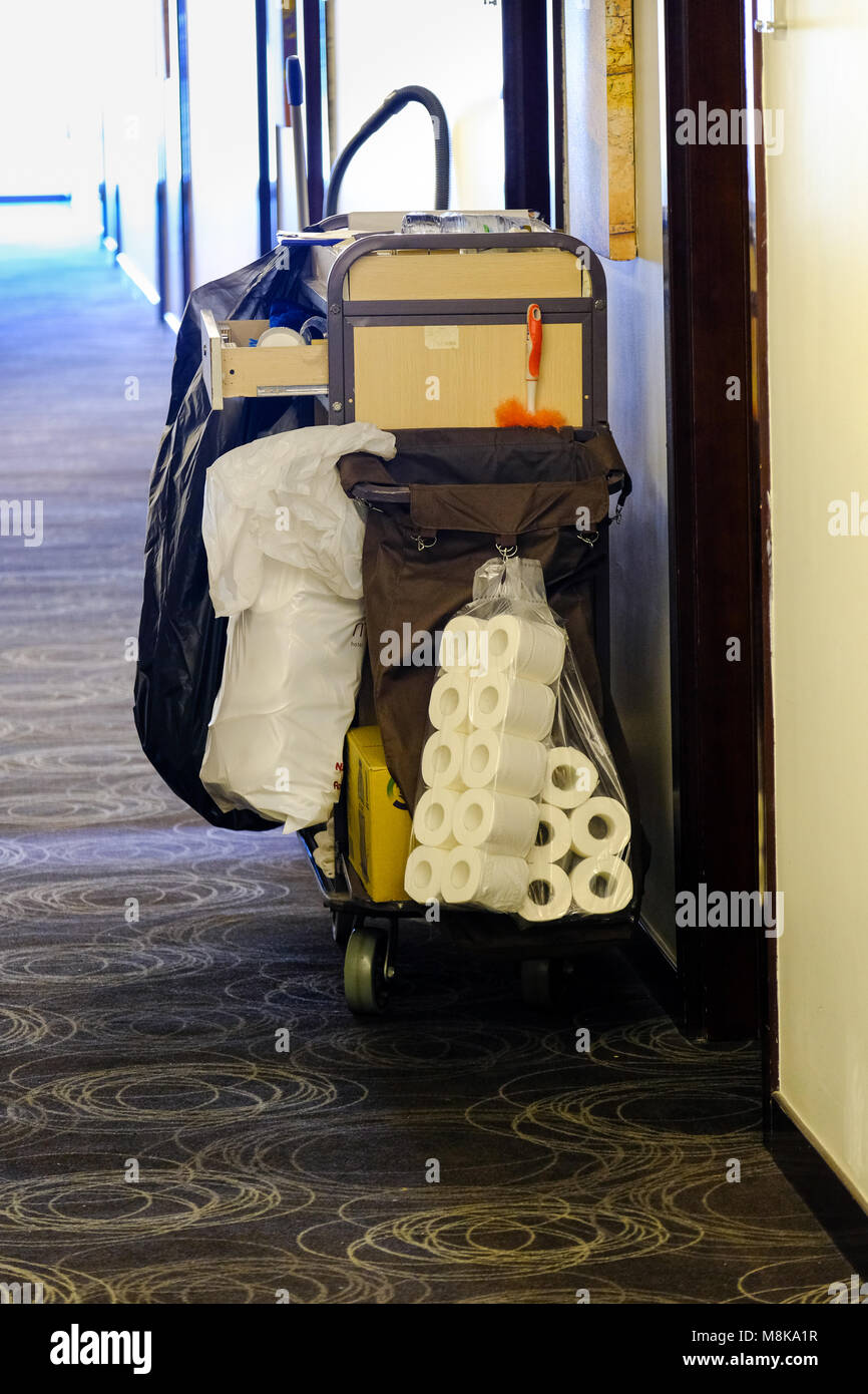Tissue Papiere und andere Pflegeprodukte hängen mit Zimmerreinigung Trolley im Korridor von Mafraq Hotel Abu Dhabi geparkt Stockfoto