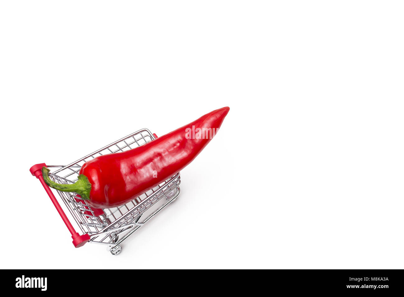 Kauf einer Paprika aus Supermarkt, Pfeffer im Warenkorb, Warenkorb auf weißem Hintergrund Stockfoto