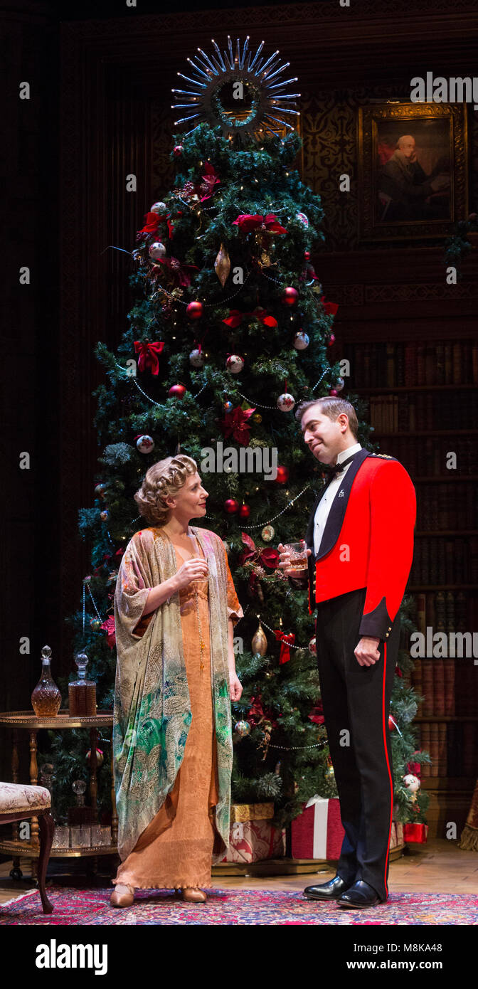 Lisa Dillon (Beatrice) und Edward Bennett (benedick). Der Royal Shakespeare Company Double-Bill Love's labour's lost und Viel Lärm um Nichts das Theatre Royal Haymarket von Dezember 9 2016 (läuft bis zum 18. März 2017). Die Stücke kommen zu dem Haymarket nach läuft bei Chichester Festival Theatre und Manchester Opera House. Christopher Luscombe wird direkt ein tätiges Unternehmen in beiden zeigt. Lisa Dillon und Edward Bennett führen. Stockfoto