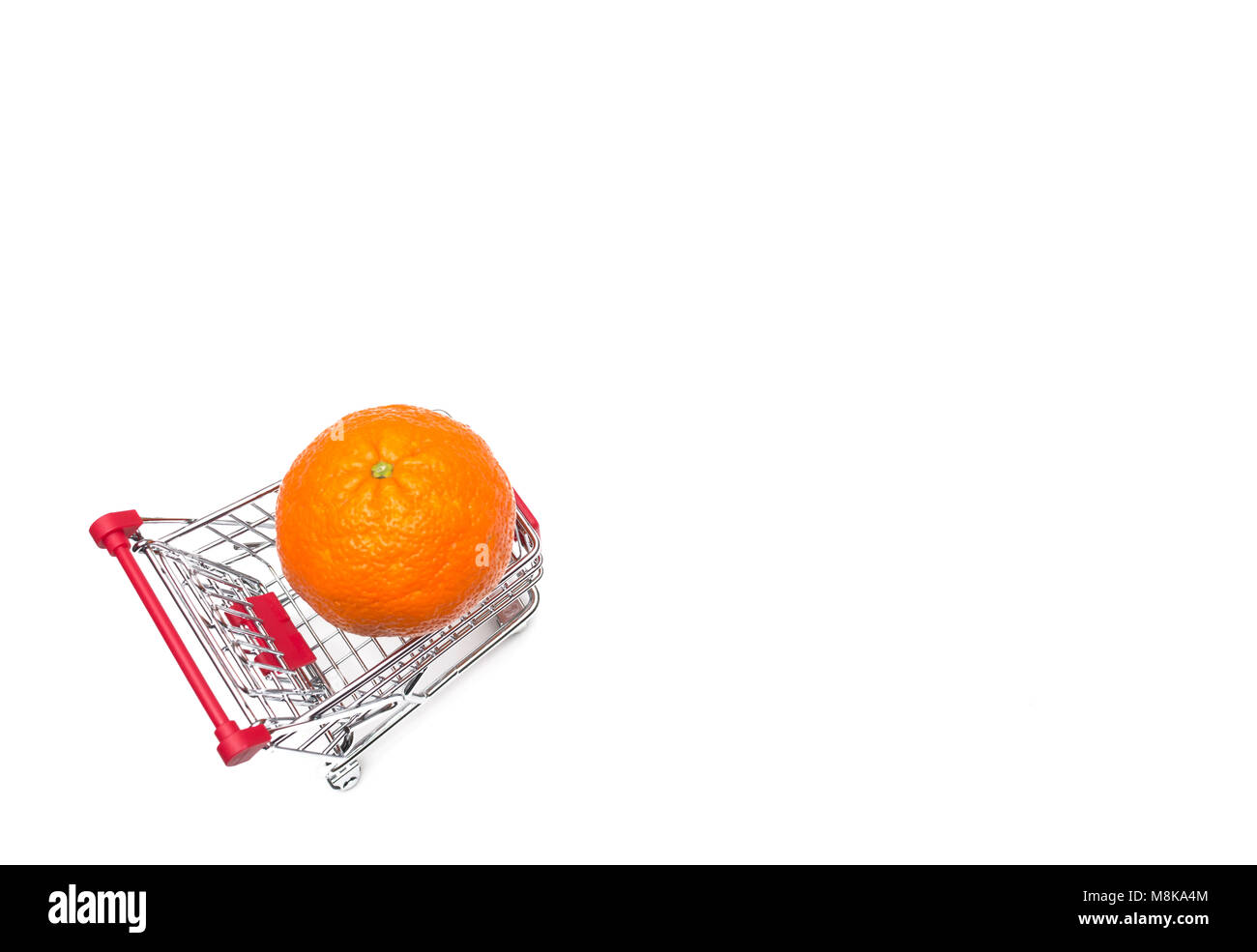 Kauf einer Orangen aus Supermarkt, orange im Warenkorb, Warenkorb auf weißem Hintergrund Stockfoto