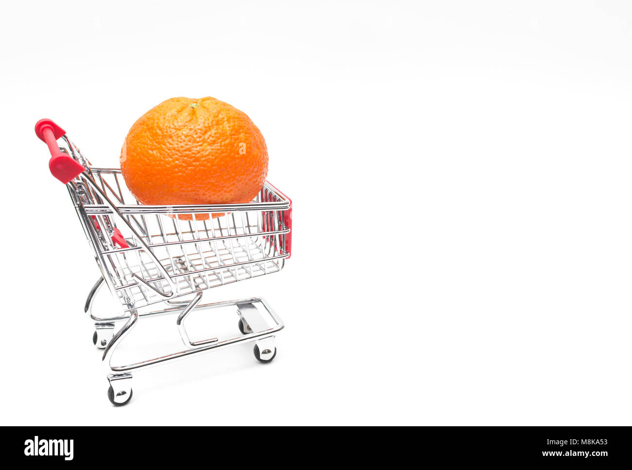 Kauf eines Orange von Supermarkt, Orange im Warenkorb, Warenkorb auf weißem Hintergrund Stockfoto