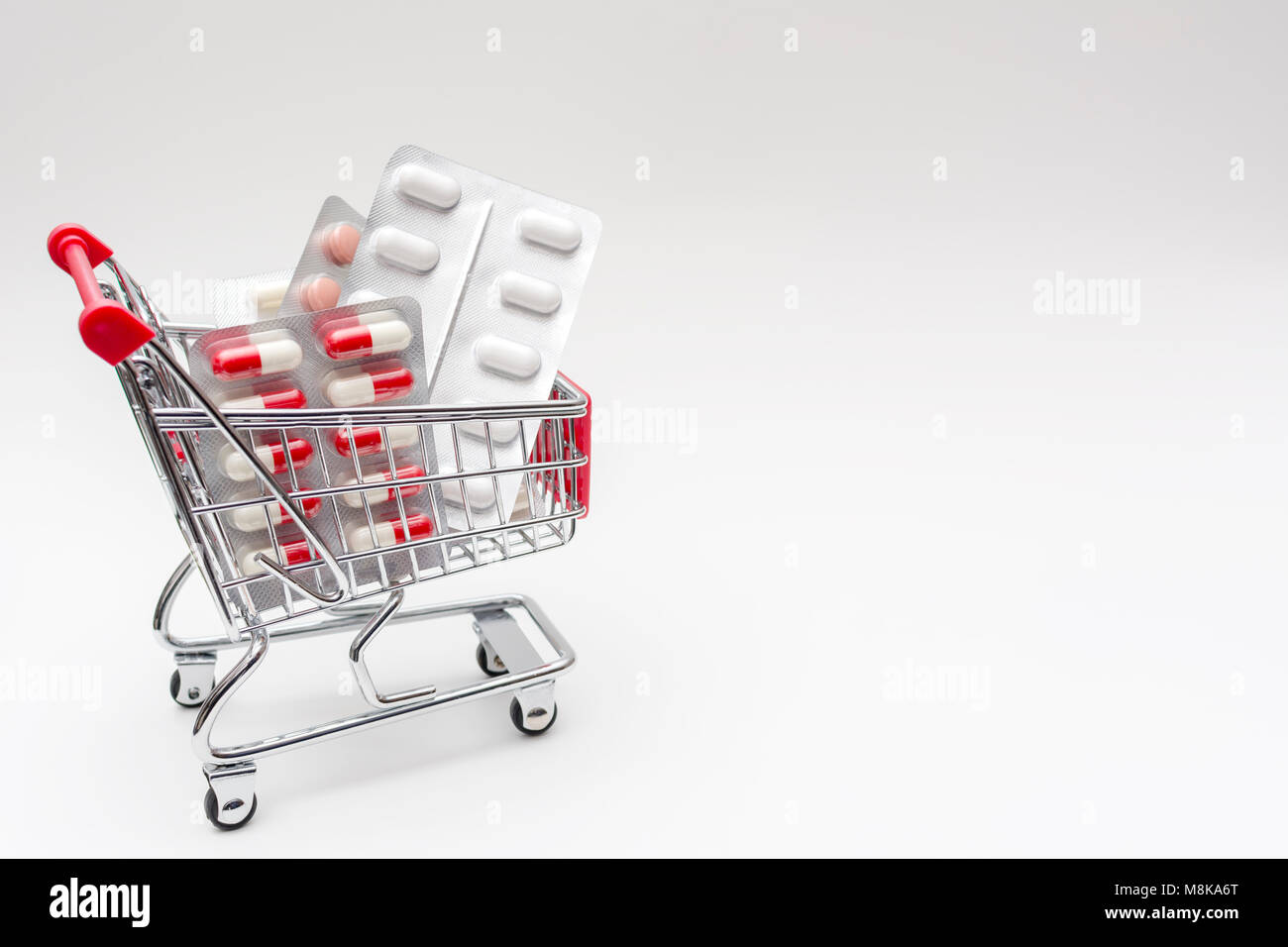 Kauf eines Medikamente von der Apotheke, Medikamente im Warenkorb, Warenkorb auf weißem Hintergrund Stockfoto